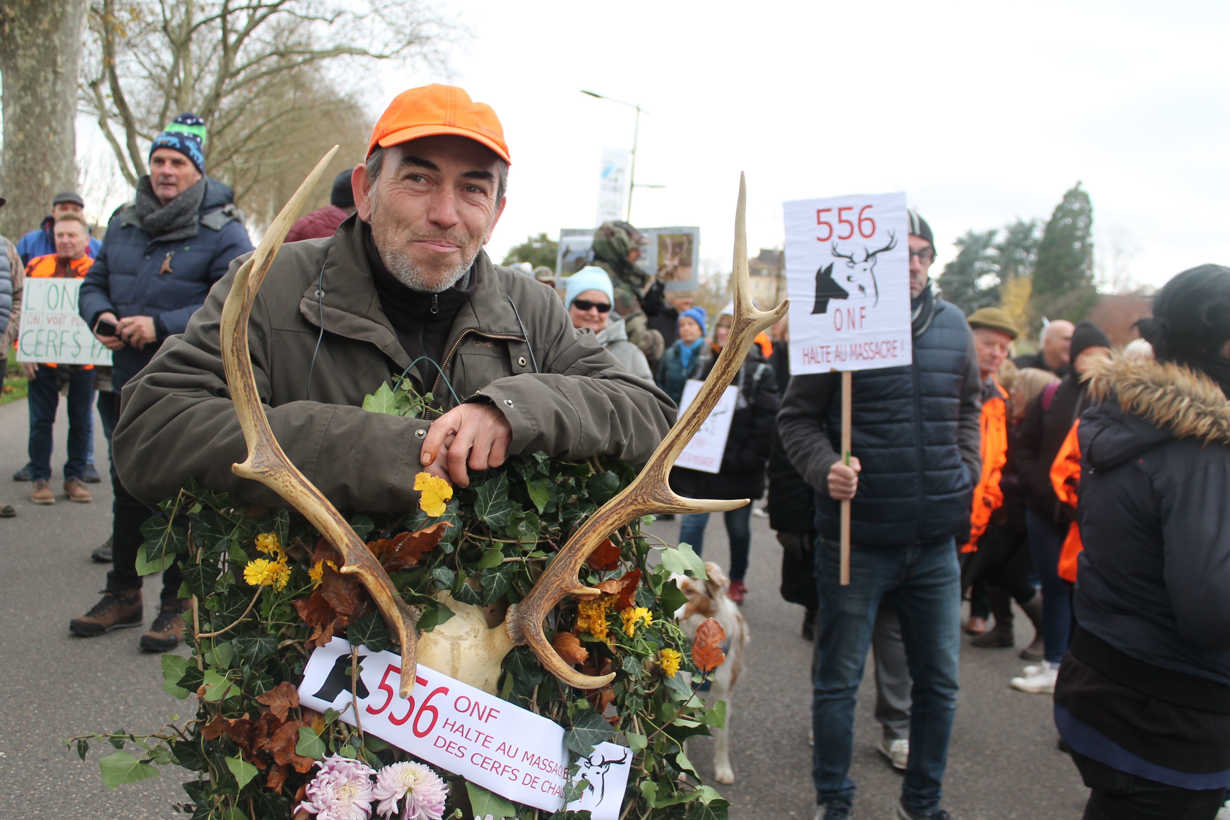 Chasseurs et défenseurs de la nature étaient réunis dans la manifestation, ce samedi, à Dôle. LP/Philippe Sauter