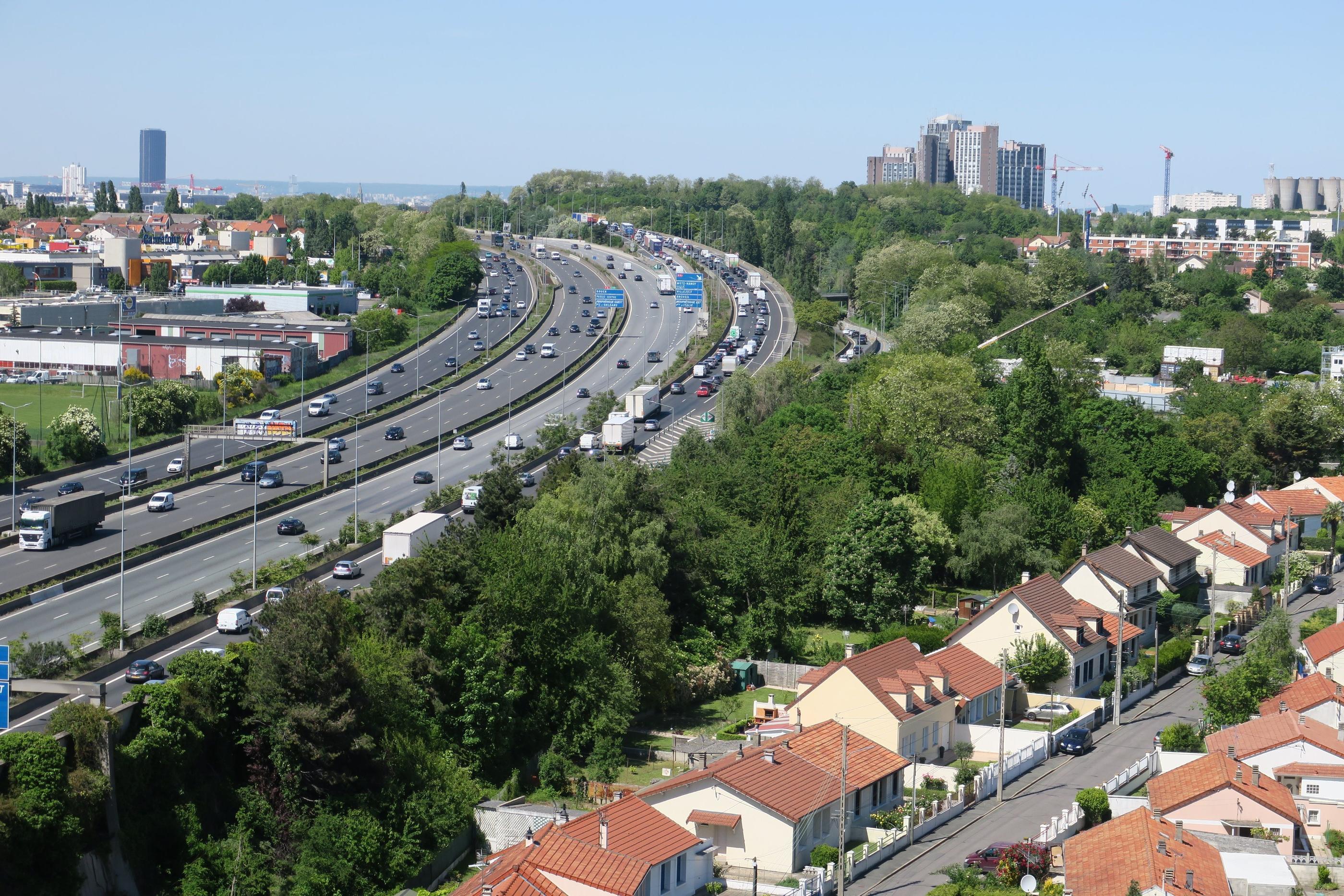 l'Haÿ-les-Roses (Val-de-Marne), le 15 mai. Depuis l'installation du nouvel enrobé phonique sur l'A6, le bruit a été réduit pour les riverains. LP/Jila Varoquier