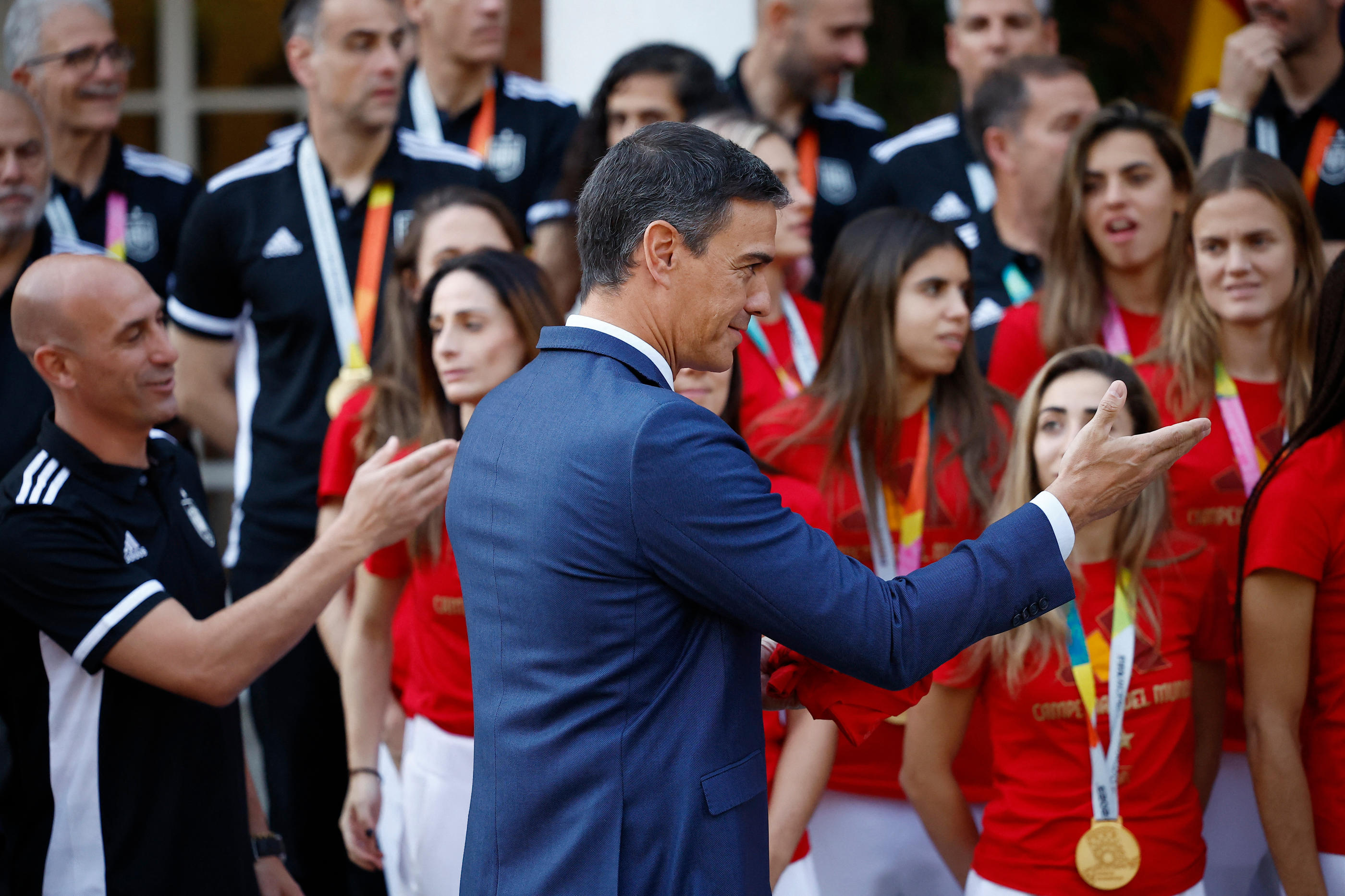 Le Premier ministre espagnol, Pedro Sanchez (au premier plan) a régi, ce mardi en conférence de presse, au baiser forcé de Luis Rubiales (à gauche) sur la joueuse Jennifer Hermoso. Photo REUTERS/Juan Medina