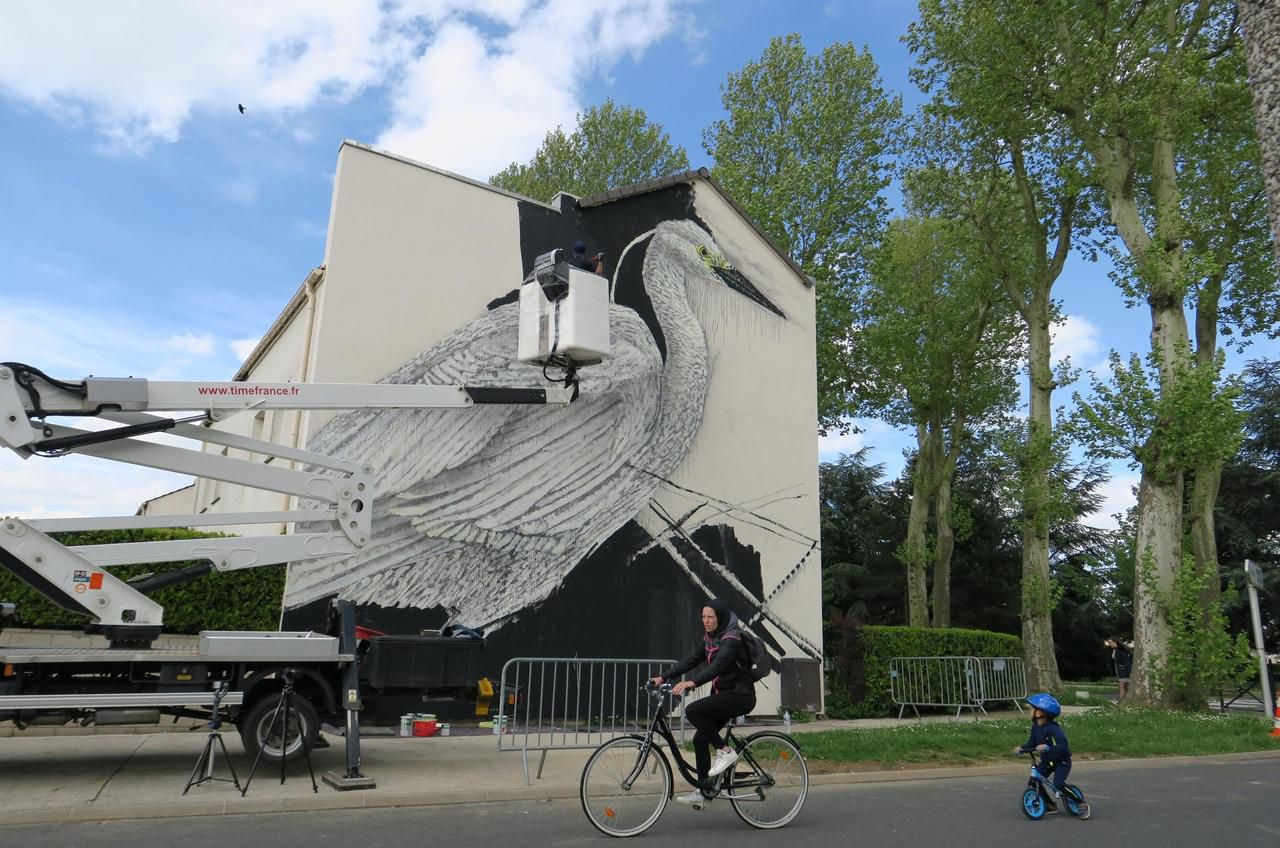 <b></b> Lieusaint, le 1<sup>er</sup> mai. A l’aide d’une nacelle, le Japonais TWOONE réalise sa fresque murale géante à l’angle de l’avenue des Platanes et de la rue de Tigery jusqu’au 4 mai.