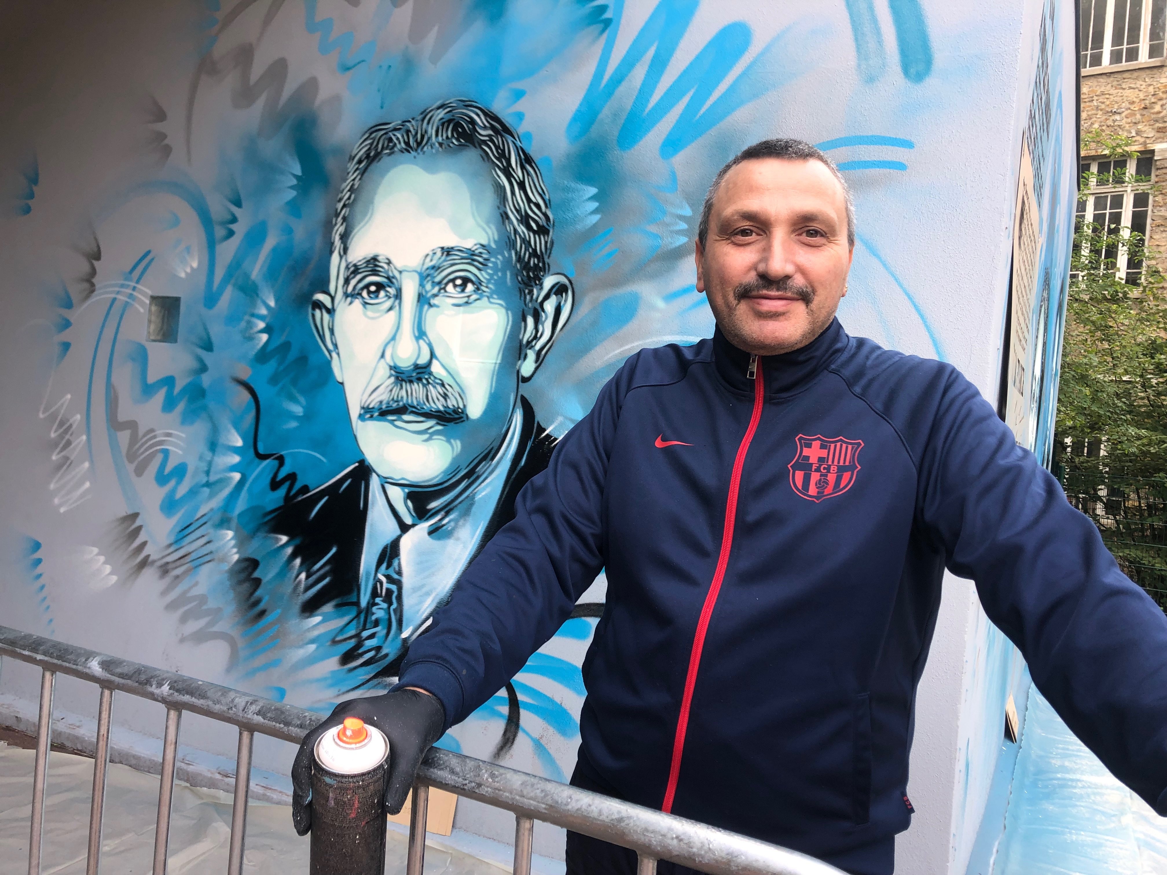Saint-Germain-en-Laye, ce jeudi. Le street artiste a reproduit le portrait de Marcel Roby, mort lors de sa déportation en 1944 au camp de concentration de Buchenwald. LP/Sébastien Birden