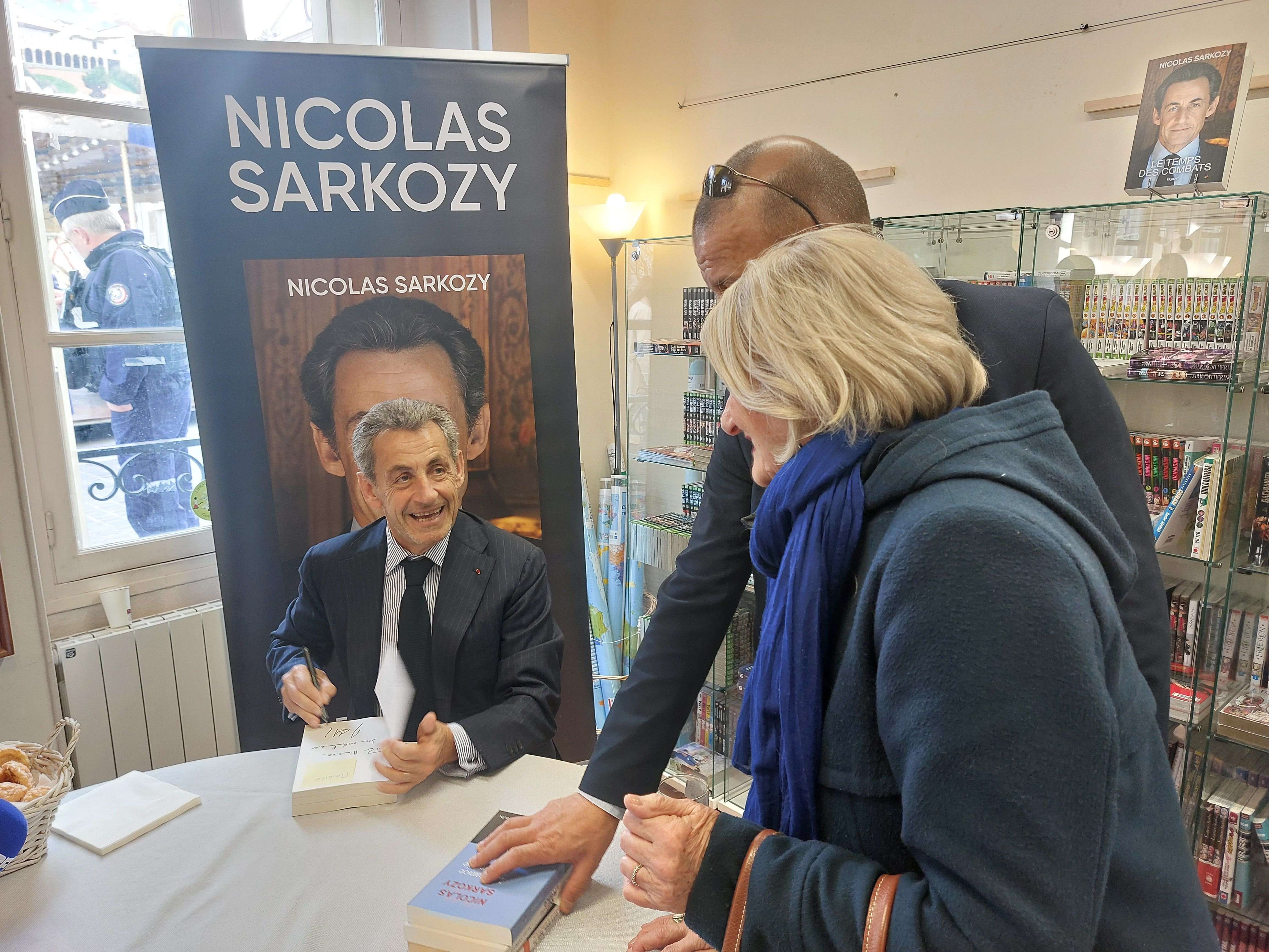 Palaiseau, le 3 avril 2024. Nicolas Sarkozy s'est rendu à la librairie La Fontaine aux livres pour dédicacer son dernier livre auprès de dizaines de fans. LP/Cécile Chevallier