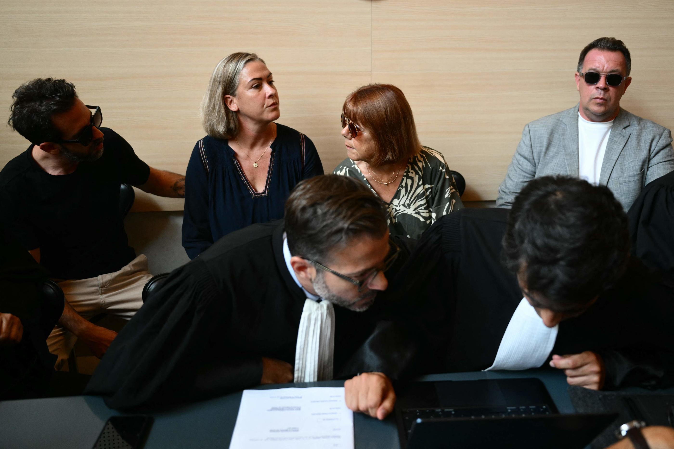 Gisèle Pelicot (au centre), ce lundi matin à l'ouverture du procès, à Avignon, aux côtés de ses fils et de sa fille Caroline Darian (deuxième à gauche). Cette dernière a fait de la soumission chimique son combat et fondé l’association « M’endors pas ». AFP/Christophe SIMON