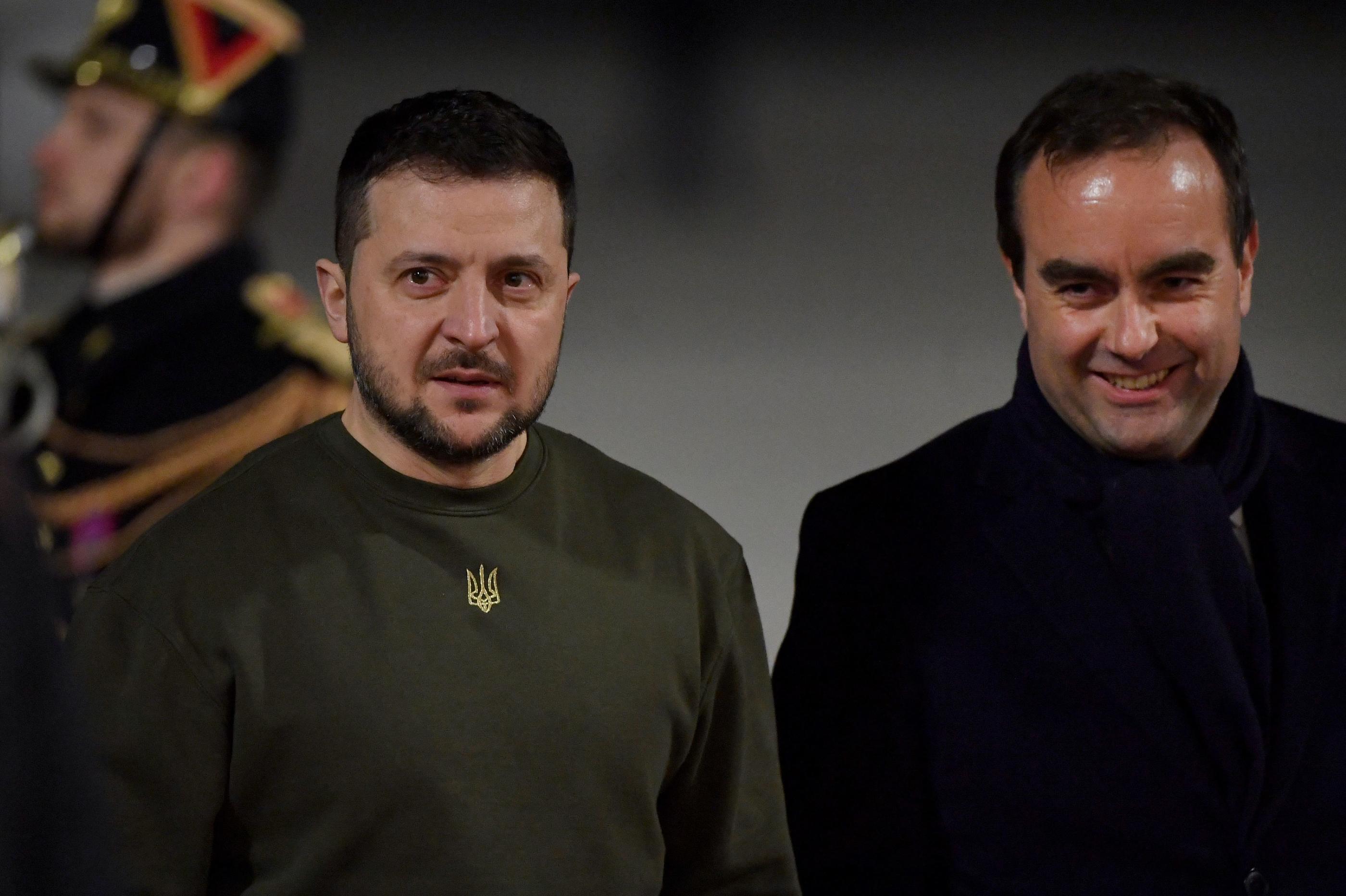 Lors de son déplacement à Kiev, Sébastien Lecornu devrait rencontrer Volodymyr Zelensky (ici les deux hommes à l'aéroport d'Orly, le 8 février, lors de la venue en France du président ukrainien). AFP/pool/Julien De Rosa