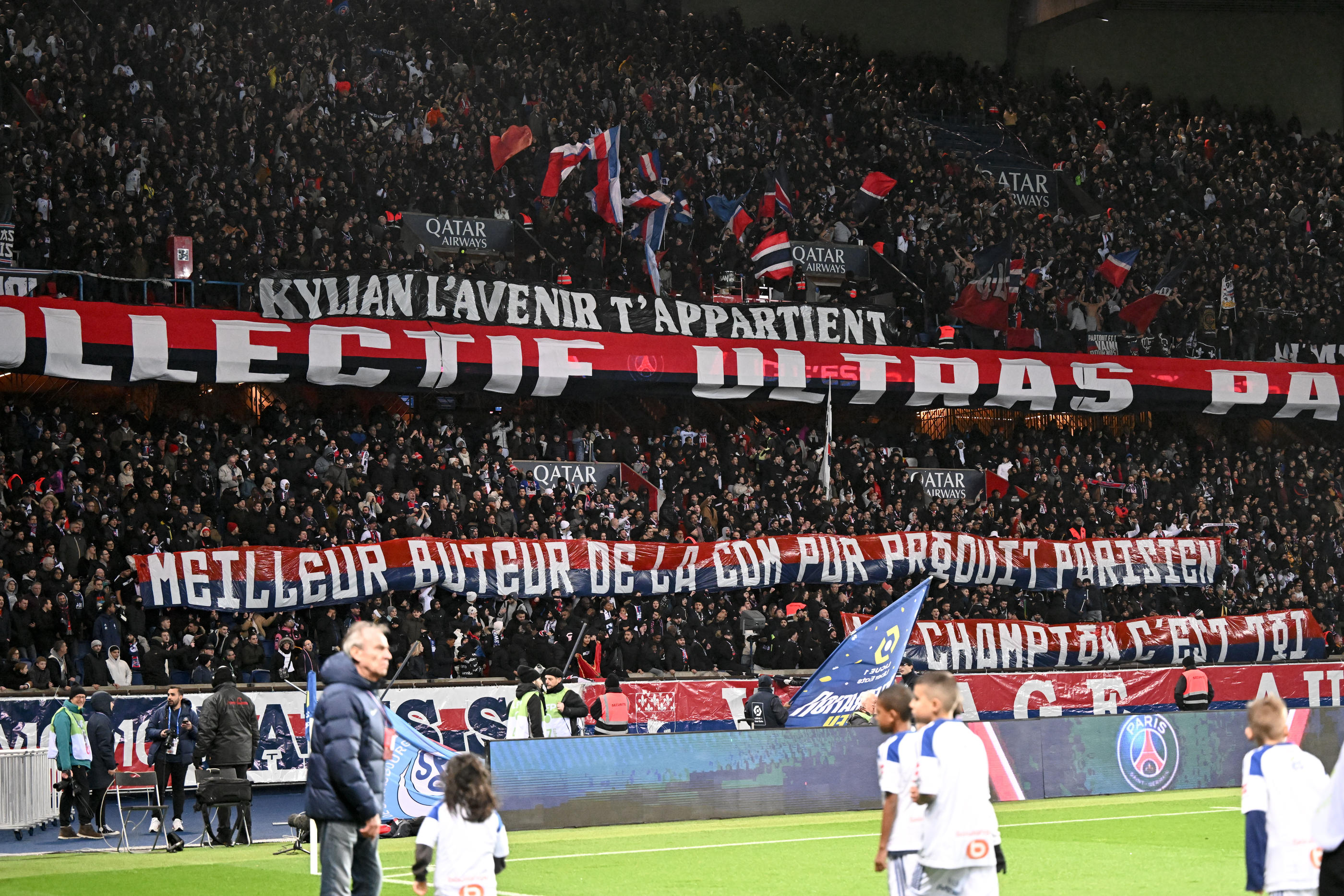 Les ultras parisiens ont tenu à témoigner leur amour pour Mbappé avant le match contre Strasbourg mercredi au Parc des Princes. Icon Sport/Anthony Bibard