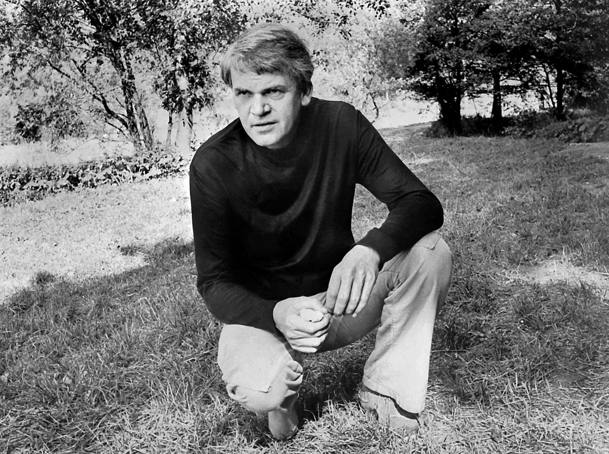 Milan Kundera, ici à Prague en 1973, s'était réfugié en France en 1975 et avait été naturalisé en 1981. Archives AFP