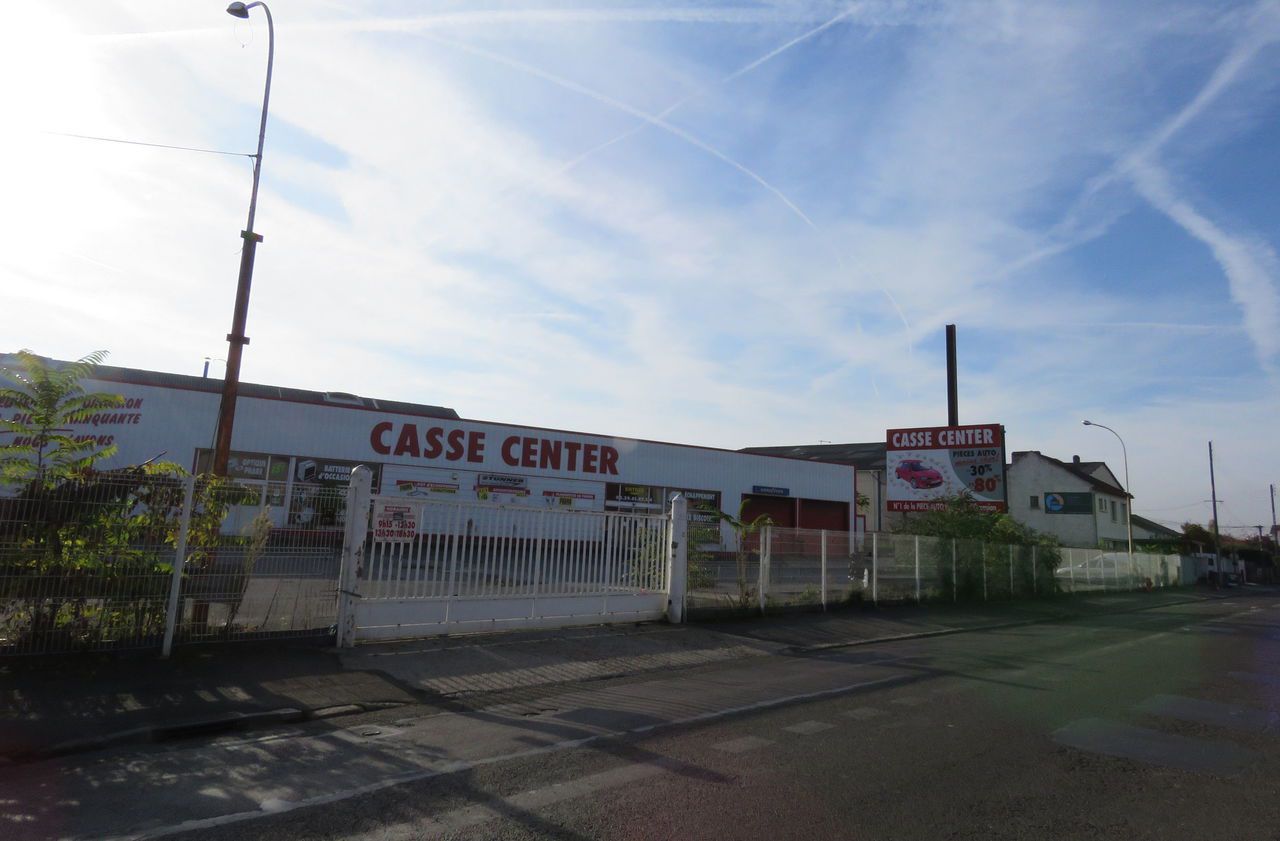<b></b> Novembre 2016. Le site du Casse Center, 177 bis rue Henri-Barbusse (quartier du Val-Notre-Dame), a été acquis par la ville pour 1,7 M€ qui souhaite y construire une école. 