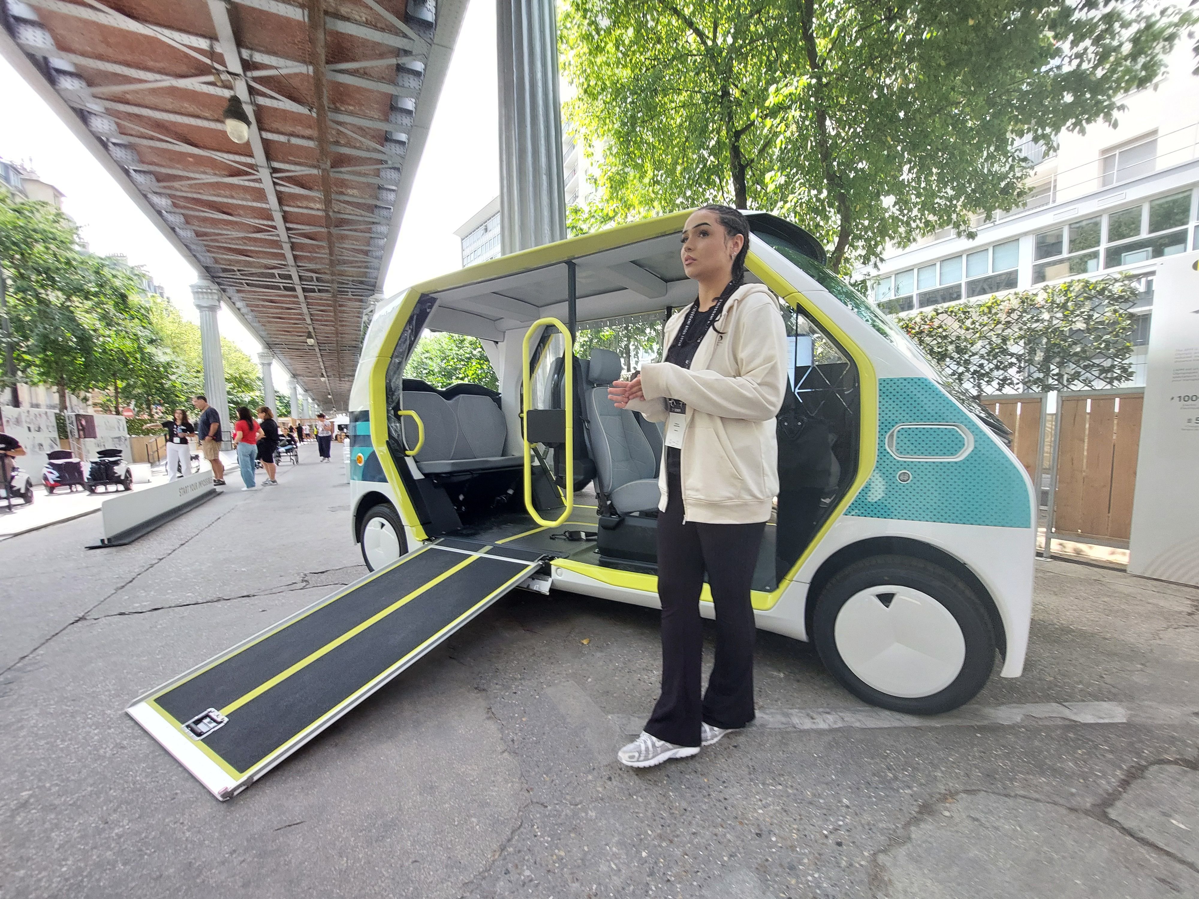 Paris, boulevard de Grenelle (XVe). Sponsor des JO, Toyota a déployé 250 véhicules APM permettant de transporter des personnes en fauteuil roulant à l'intérieur des sites olympiques, à 20 km/h. LP/ Sébastian Compagnon