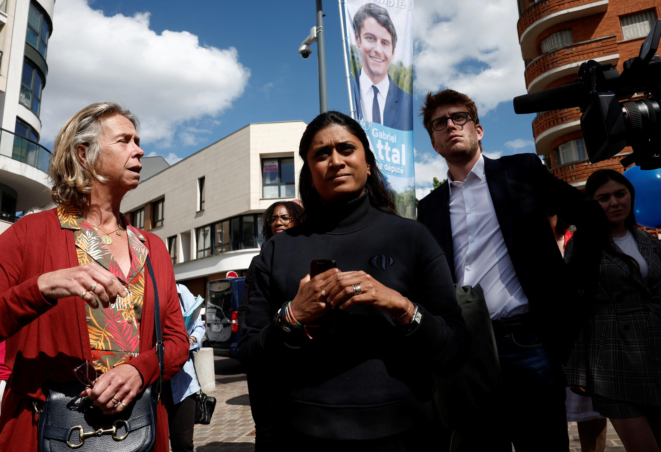 Prisca Thévenot et Virginie Lanlo ont été prises à partie lors d'une opération de collage d'affiches mercredi soir à Meudon-la-Forêt. Reuters/Benoit Tessier