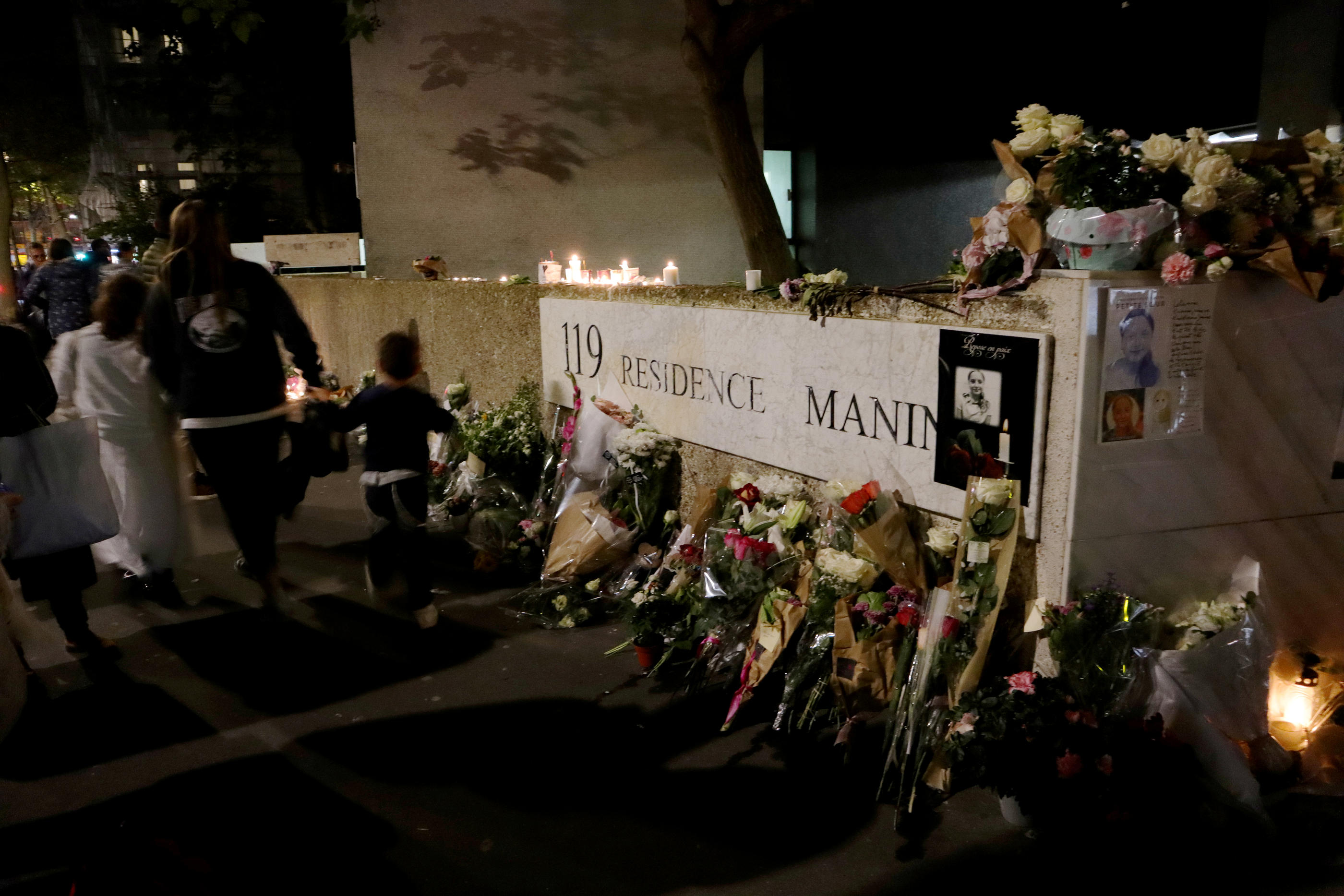 Quatre jours après le meurtre de la petite Lola, les riverains du quartier de la rue Manin à Paris (XIXe) continuent d'affluer et de déposer des fleurs et des bougies sur ce mémorial improvisé. LP/Guy Gios