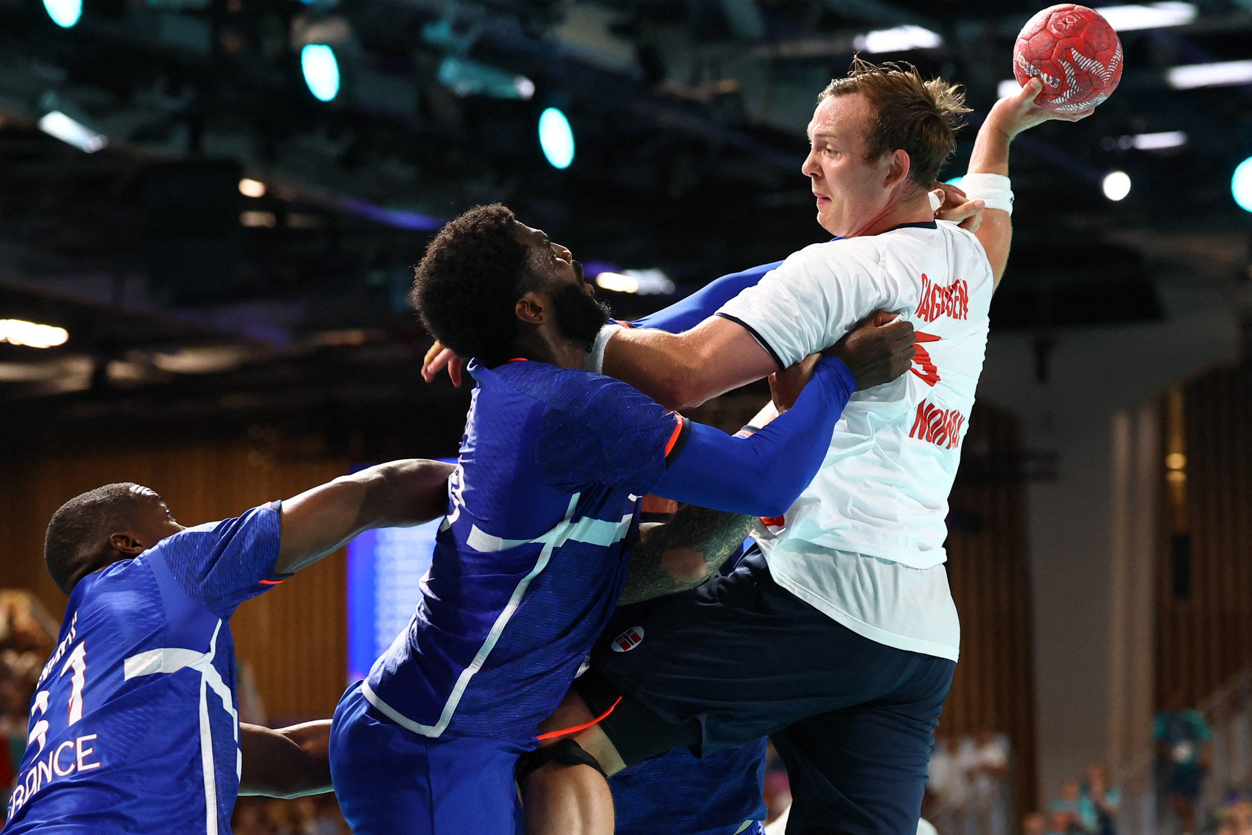 Malgré la seconde période brillante de Dika Mem, les Bleus ont été trop maladroits. REUTERS/Bernadett Szabo