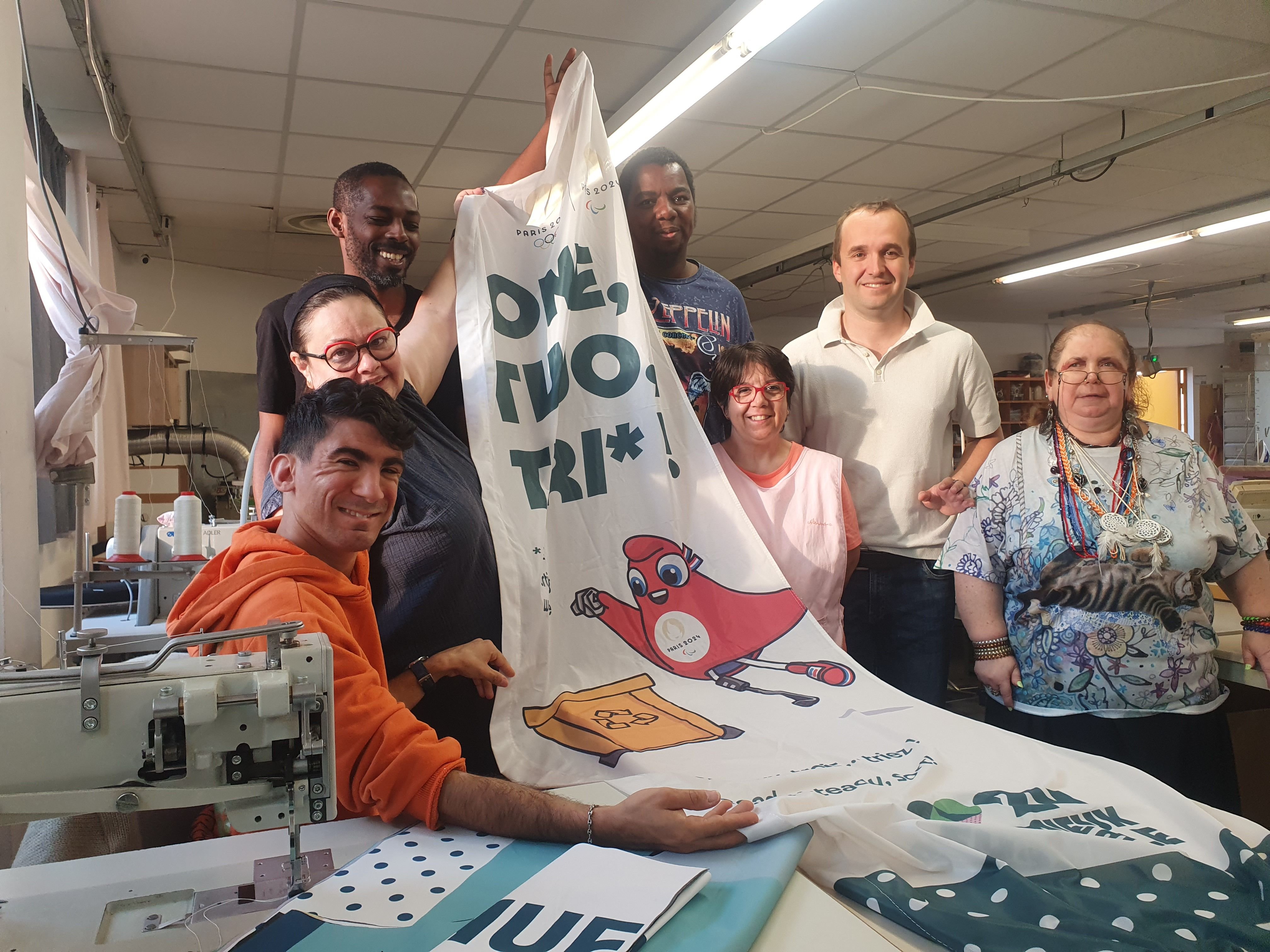 Les couturiers de l'Esat Saint-Jean à Marseille vont recycler 1600 m2 de bâche utilisée comme signalétique durant les épreuves de voile des JO à la marina. LP/Marc Leras