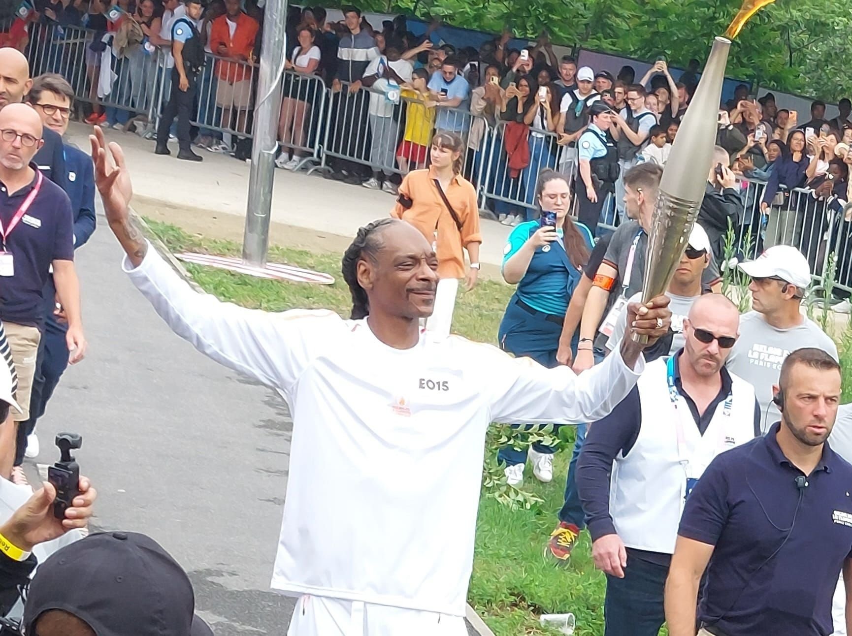 Saint-Denis, le 26 juillet. Le rappeur Snoop Dogg a électrisé la foule lors de son relais de la flamme olympique. LP/Nathalie Revenu