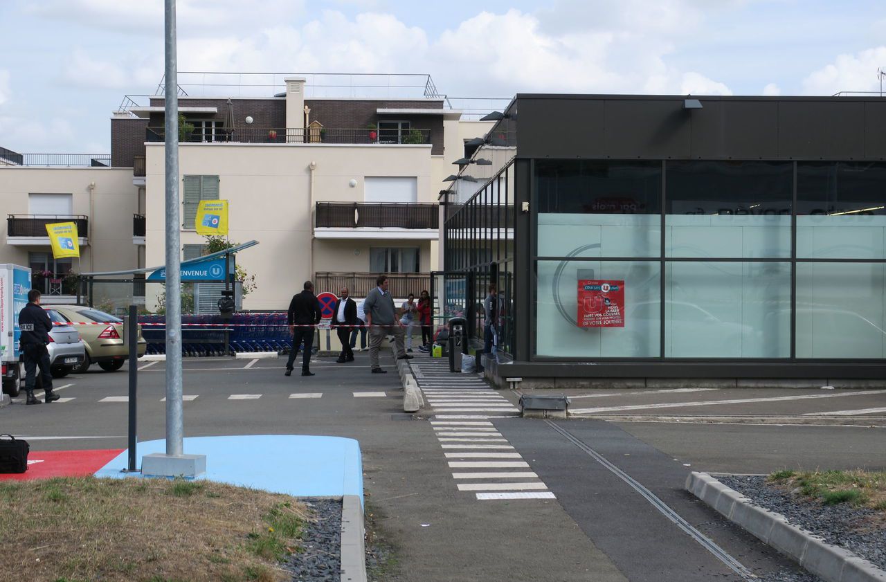 <b></b> Le Port-Marly, septembre 2016. C’est devant l’entrée du Super U que l’accusé a tiré sur un client et une caissière, tuant l’un et blessant gravement l’autre.