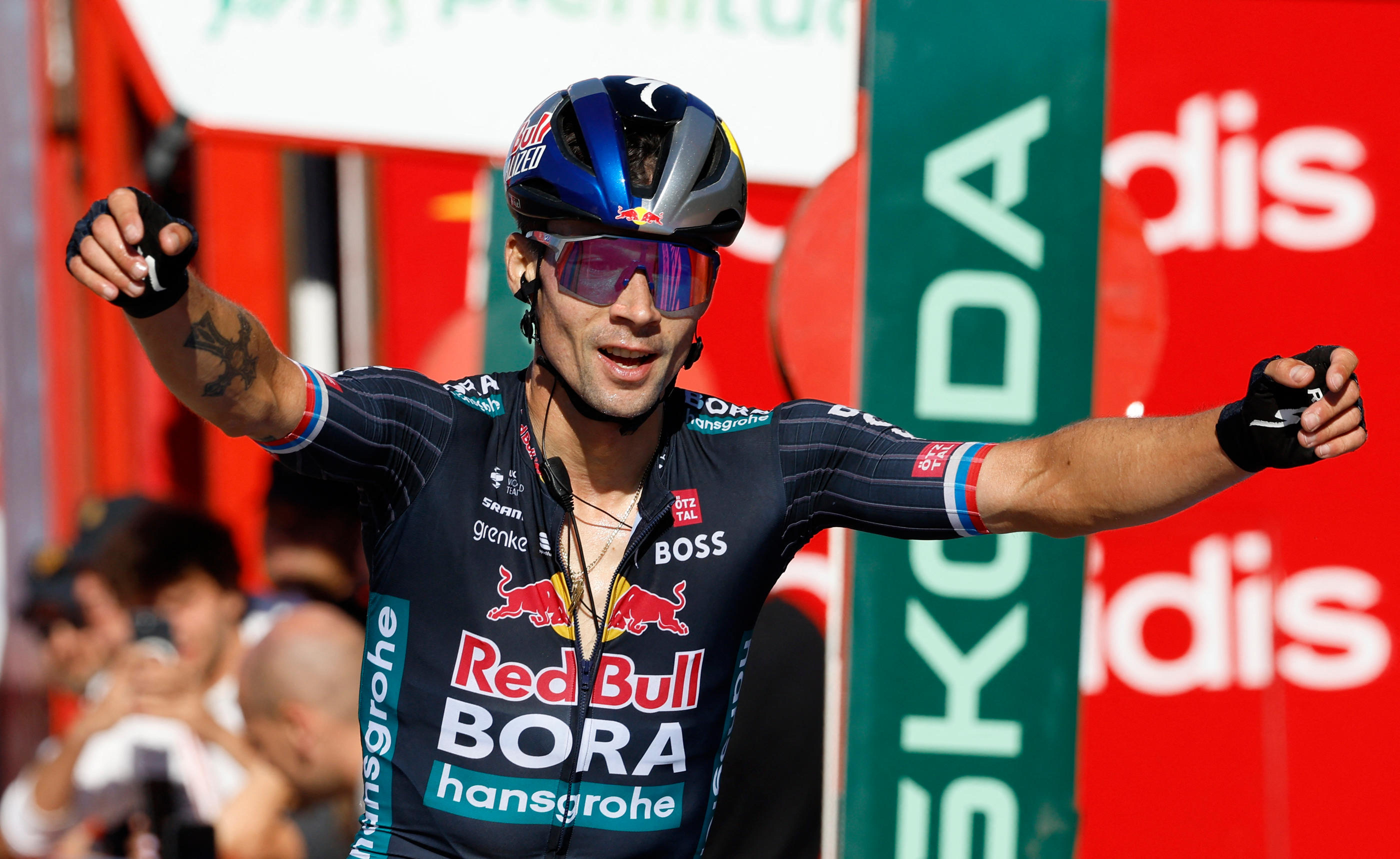 Primoz Roglic après sa victoire lors de l'antépénultième étape de la Vuelta. REUTERS.