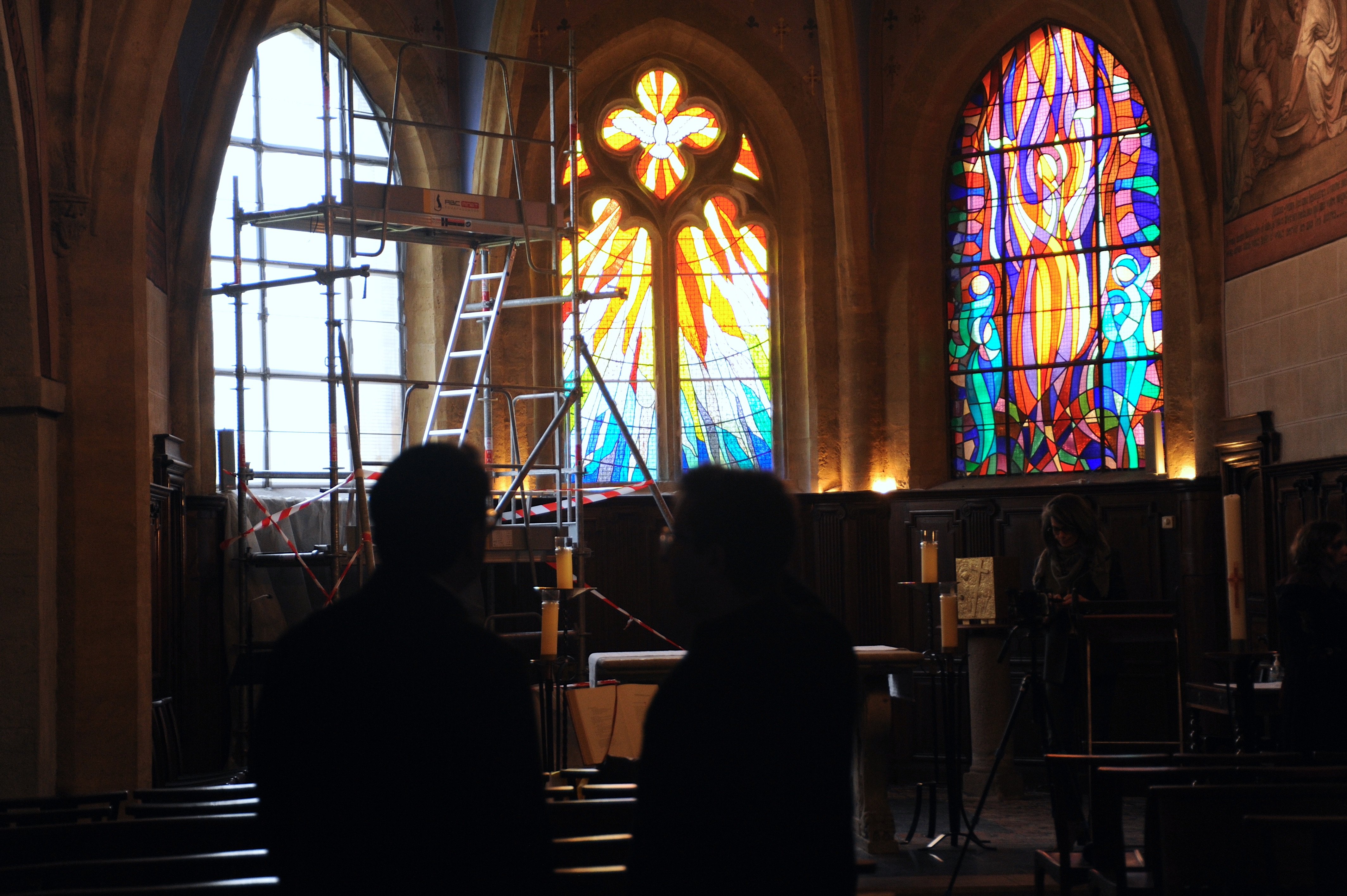 Charly, mardi 16 avril. Un premier vitrail, d'une série de onze pièces, a été remplacé dans le chœur de la petite église. LP/Cyril Michaud
