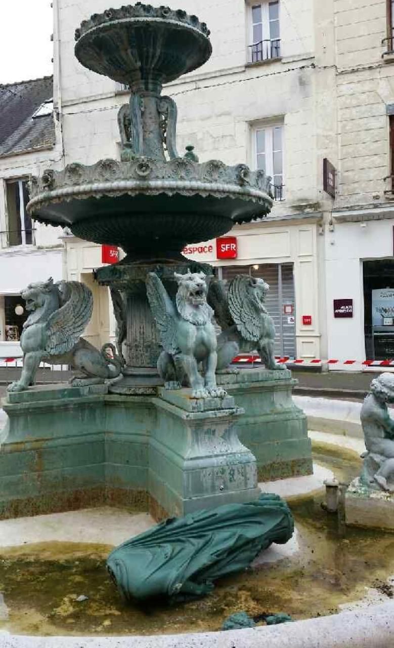 <b></b> Le personnage situé au sommet de la fontaine d’Etampes s’est brisé en trois morceaux sous le poids d’un jeune alcoolisé qui a tenté de grimper jusqu’en haut.