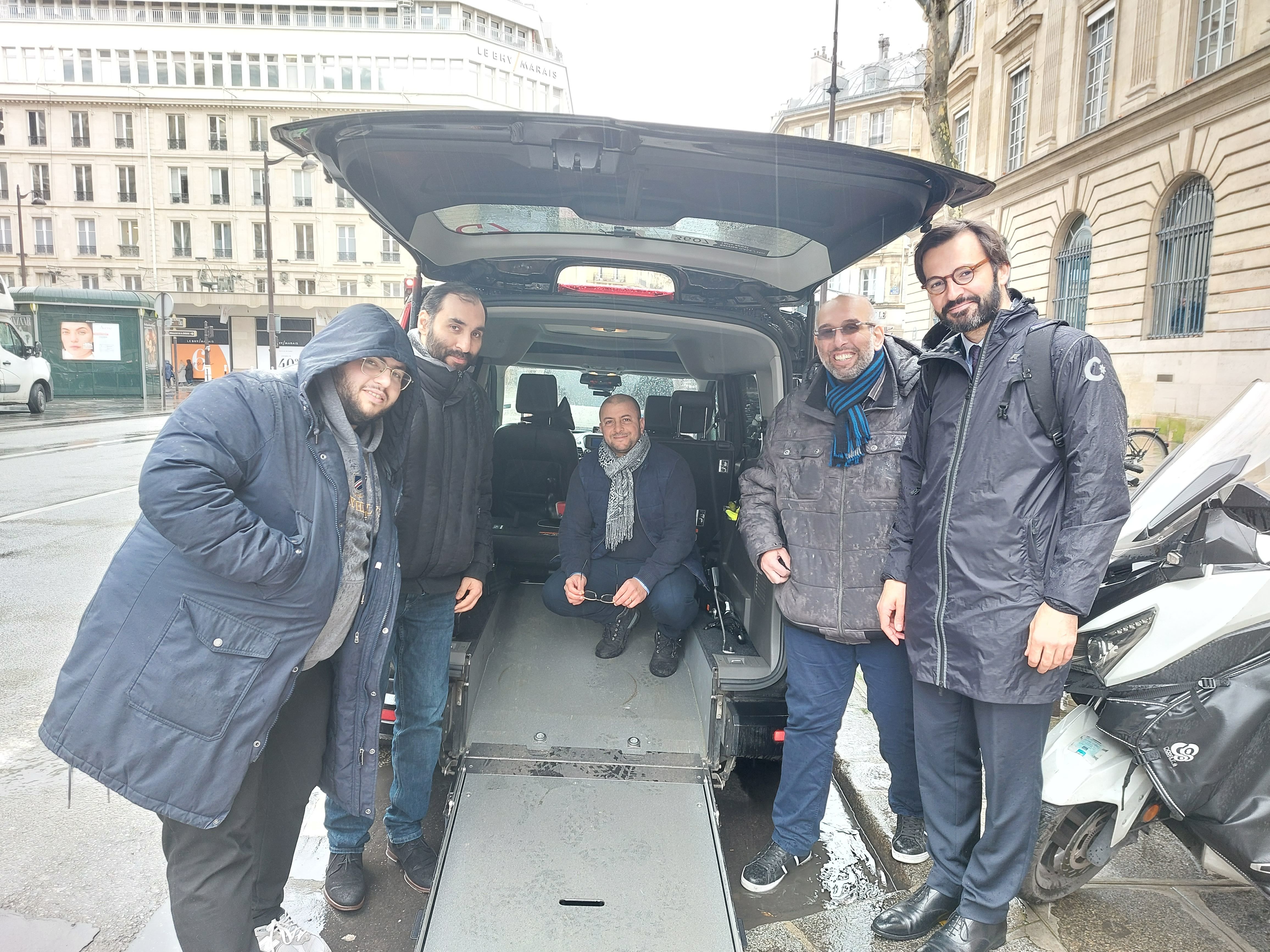 Paris (IVe), ce mardi 12 mars. Quatre chauffeurs de taxi, accompangés de leur avocat, Me Paul Peyret (à droite), ont assisté à l'audience devant le tribunal administratif. LP/Nicolas Goinard