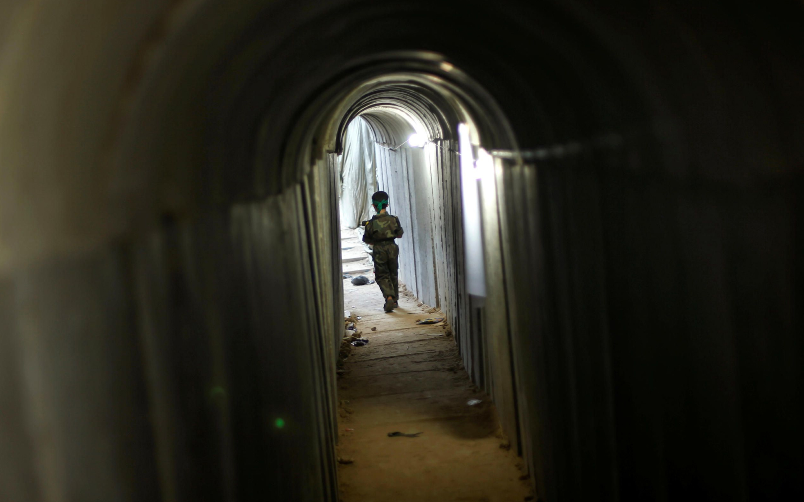 Un enfant palestinien dans un tunnel de Gaza ville pendant un exercice militaire organisé lors d’un camp d’été du Hamas. Reuters/Mohammed Salem
