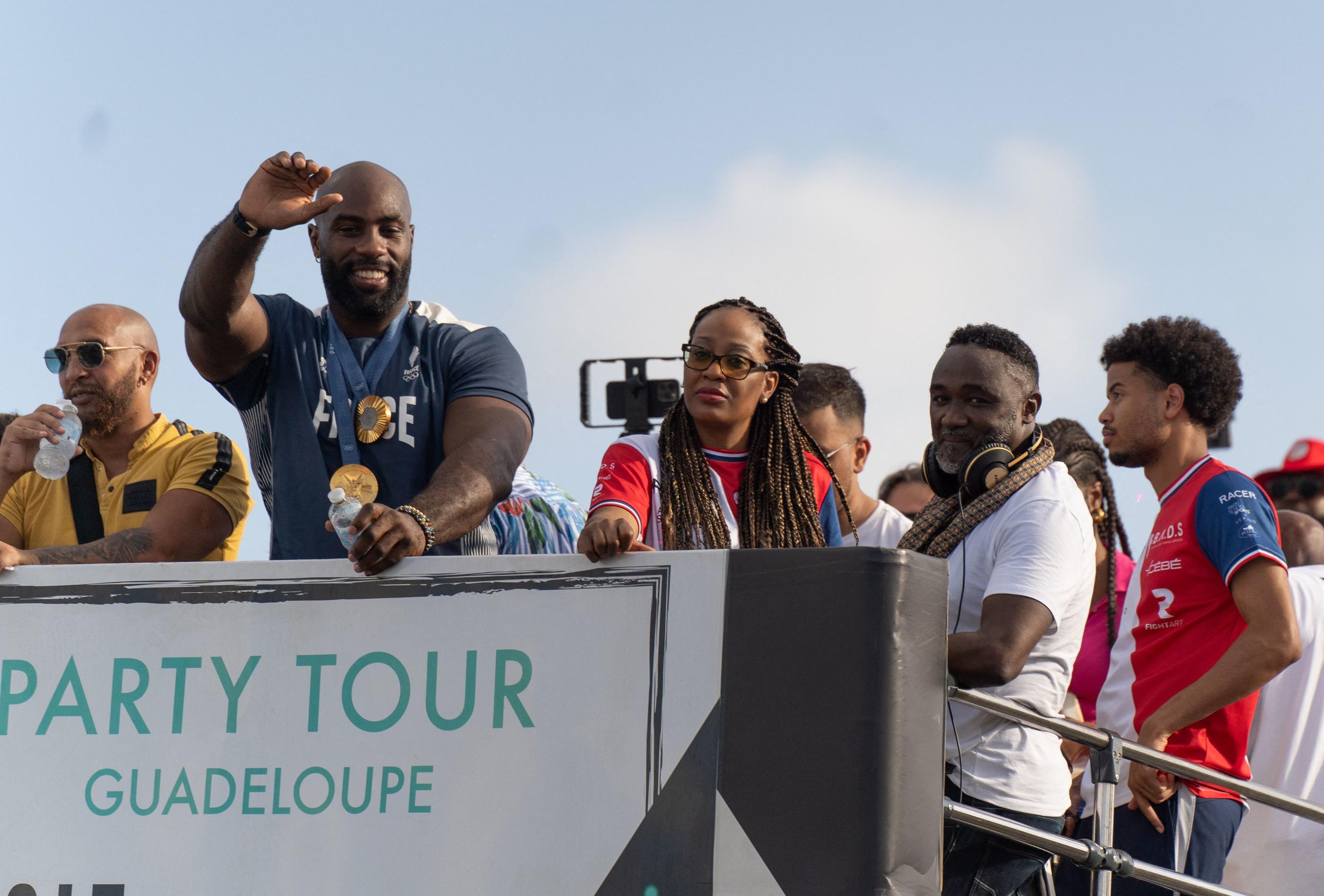 Le judoka français, qui a remporté deux médailles d'or olympiques lors de ces jeux, a effectué une visite éclair mardi dans sa Guadeloupe natale. Il devait repartir ce mercredi en métropole afin d'être présent pour la fin des Jeux et à la cérémonie de clôture le 11 août prochain. AFP/Brian NOCANDY