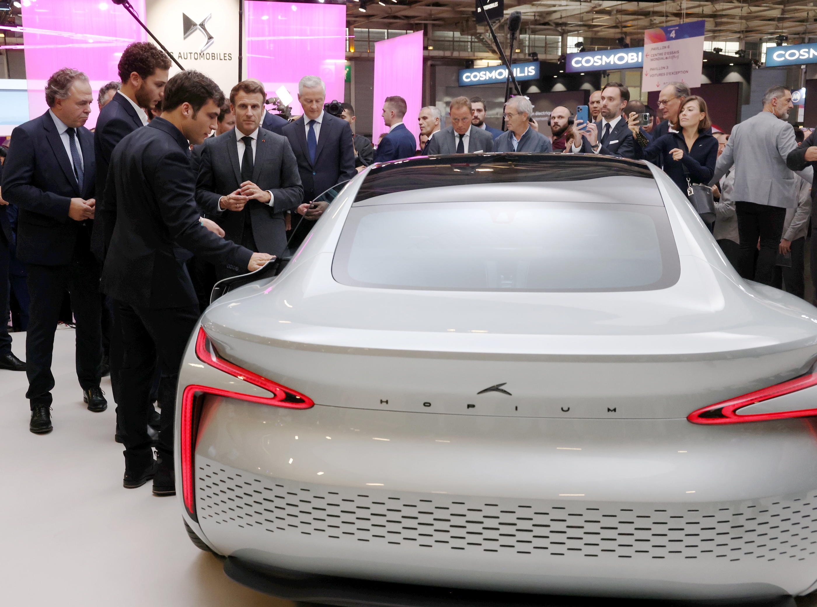 Au Salon de l’auto, Emmanuel Macron a évoqué une nécessaire «préférence européenne» pour soutenir l'industrie automobile du continent. LP/Olivier Lejeune