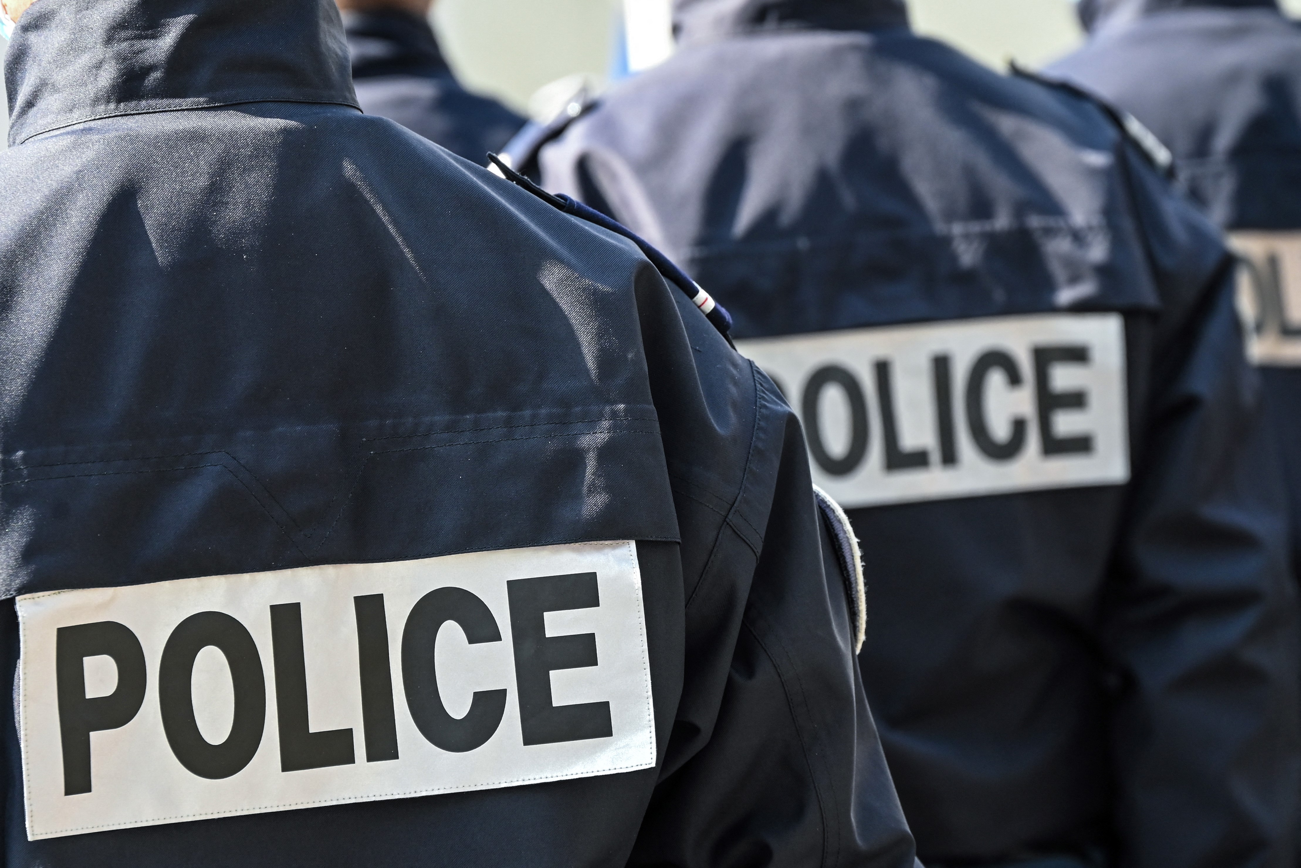 Montrouge : un homme vole une voiture de police avant de se rendre