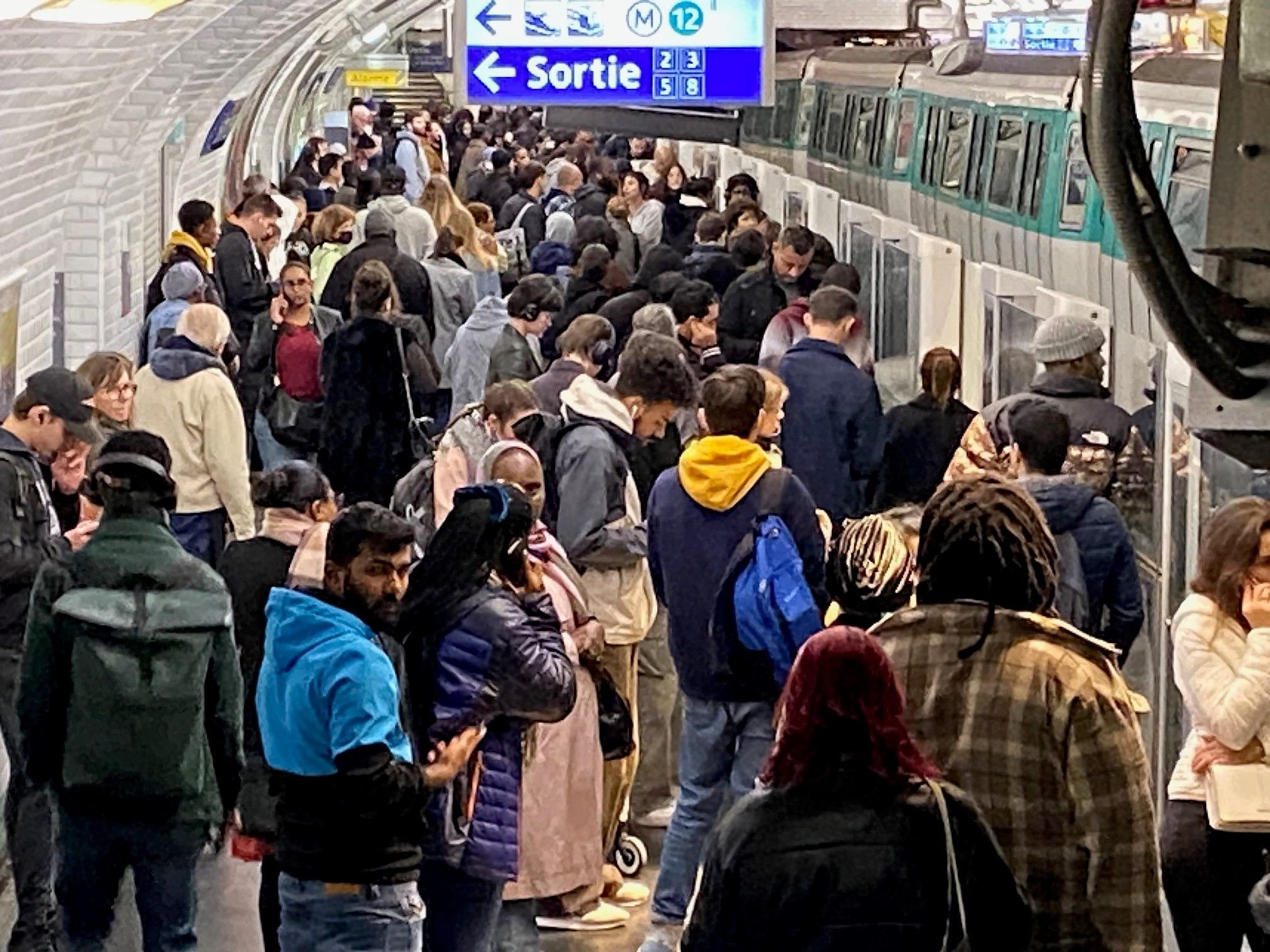 Station Saint-Lazare à Paris (VIIIe), le 26 octobre. Même en dehors des heures de pointe, la ligne 13 (qui accueille une partie des usagers de la ligne 14 en travaux) reste en permanence proche de la saturation. LP/Benoit Hasse