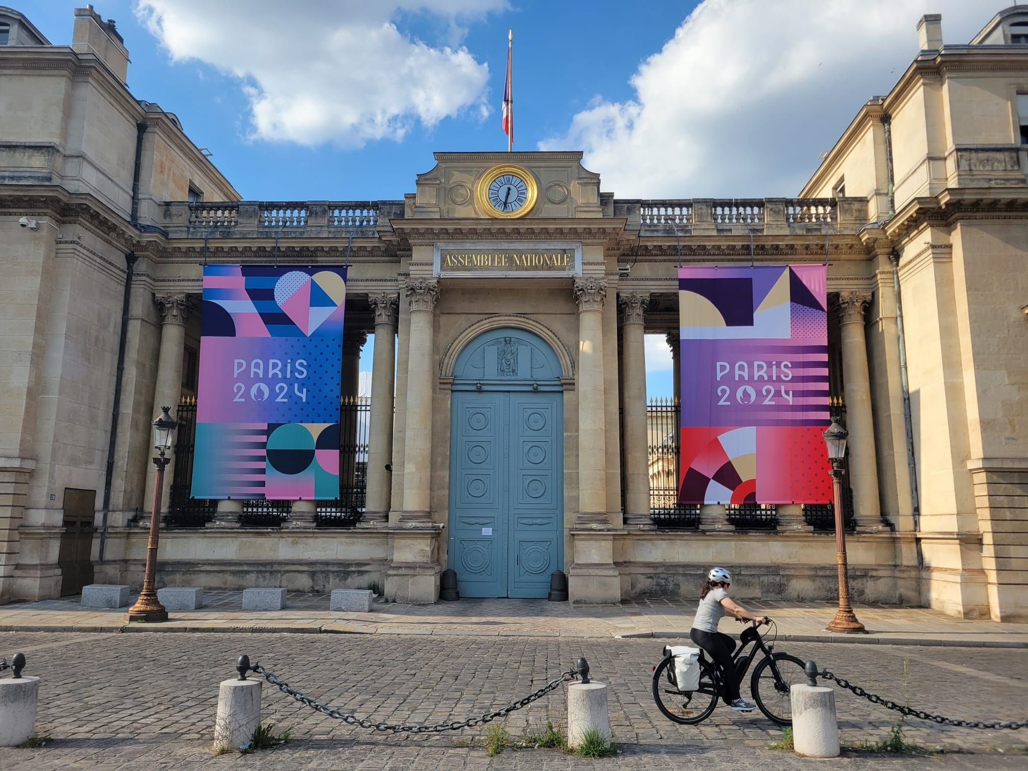 Place du Palais-Bourbon, le 25 juin 2024. L'Assemblée nationale presque vide a chamboulé le quotidien du quartier. Les députés pourraient faire leur retour le 18 juillet prochain. LP/Julien Lec'hvien