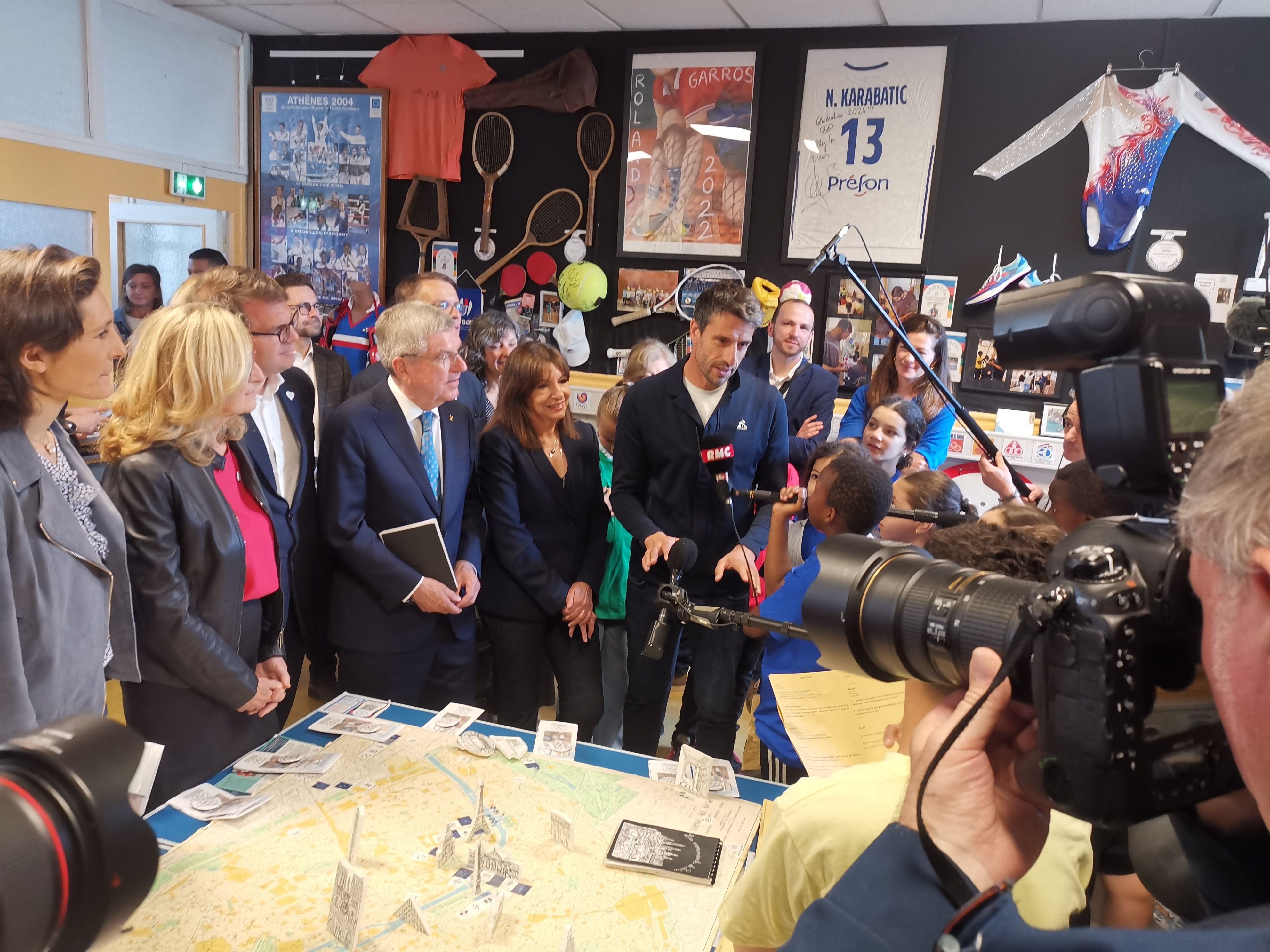 Paris (XVIIe), le 10 juin. Ce lundi matin, Anne Hidalgo, Thomas Bach, Tony Estanguet, Amélie Oudéa-Castéra et Nicole Belloubet ont visité le musée olympique créé par des élèves dans leur école. LP/Pauline Darvey