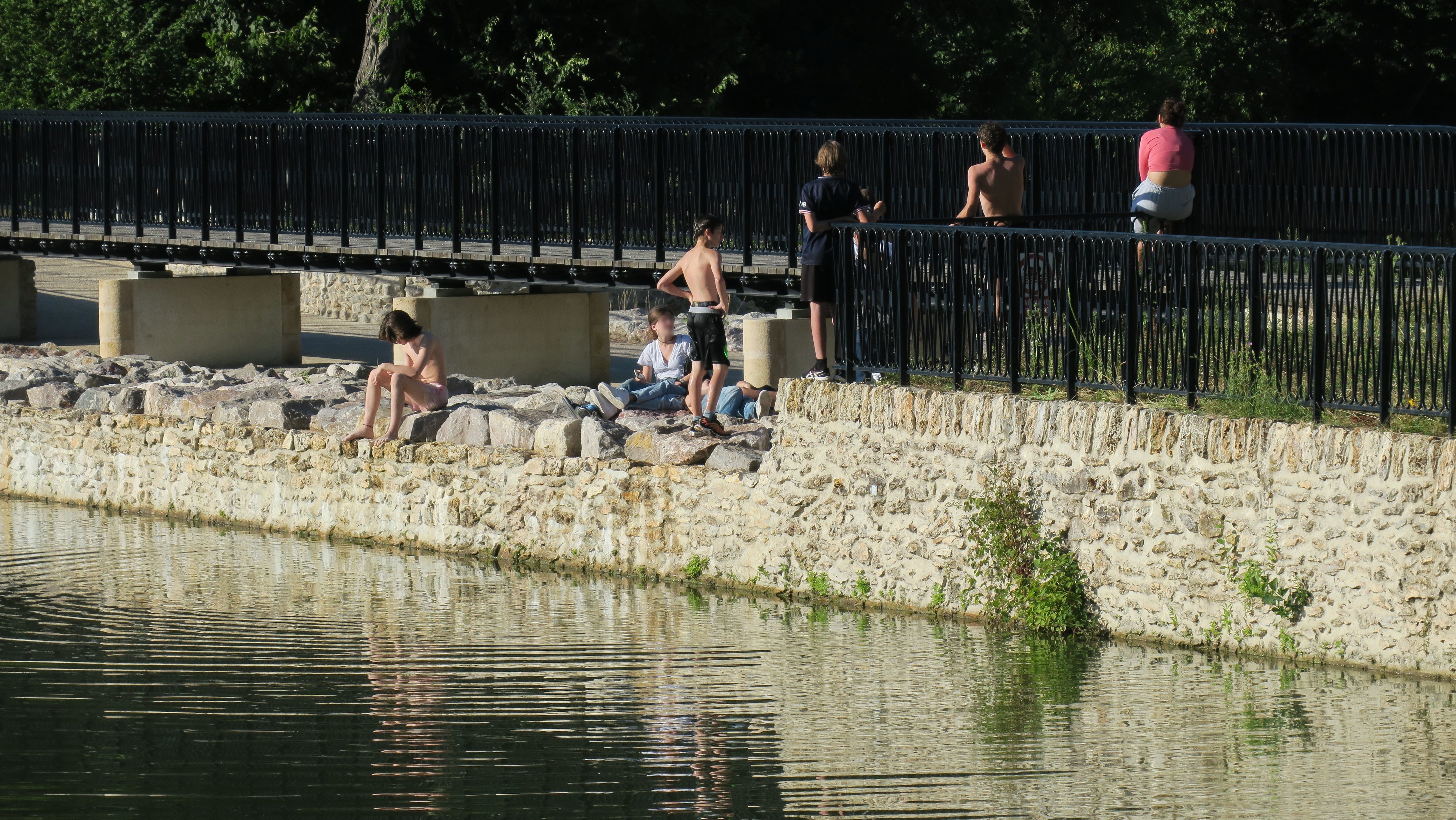 Ville-d'Avray, le 28 juin. Des groupes  d'adolescents plongent régulièrement dans les étangs de Corot, alors que la baignade y est interdite. LP/Hendrik Delaire