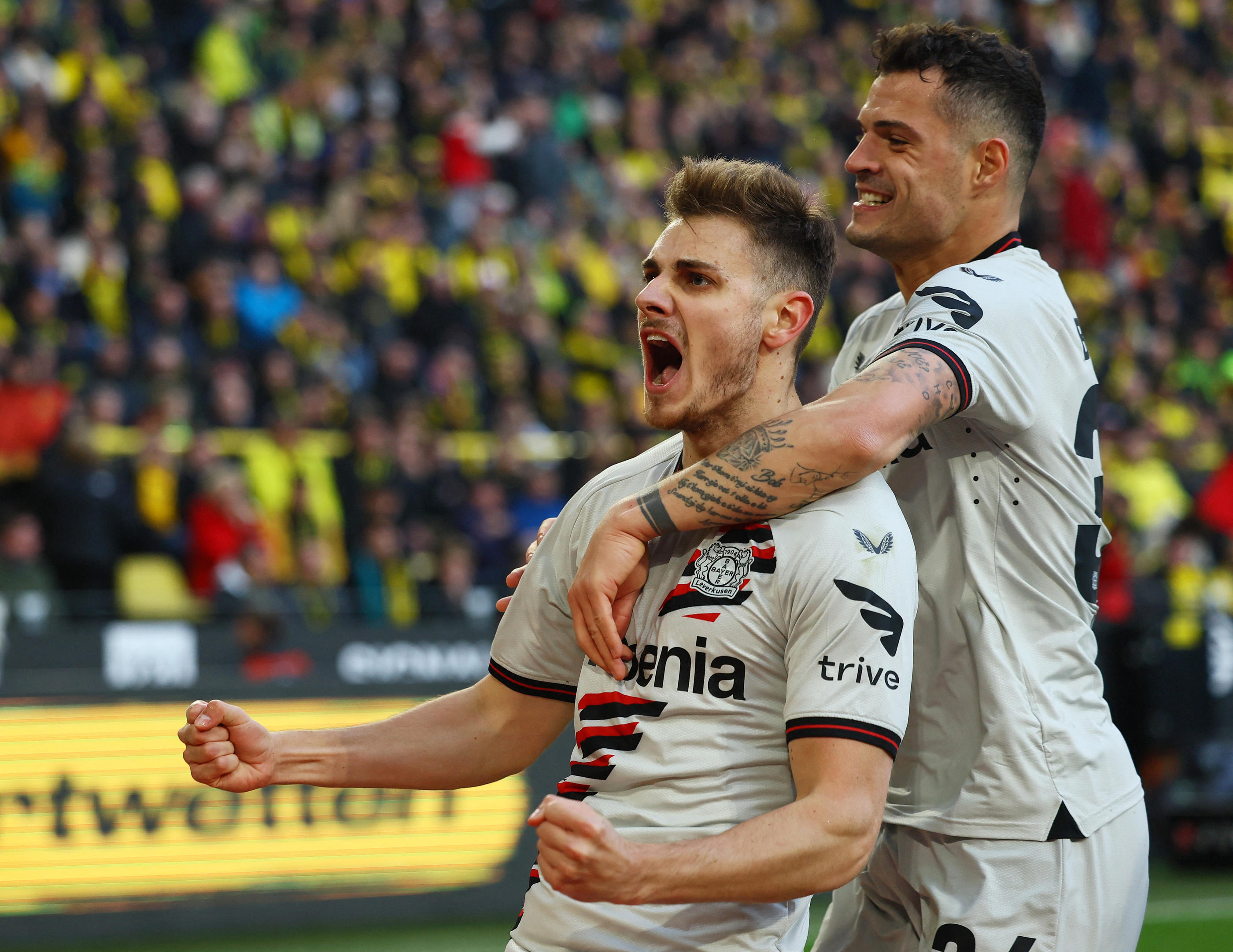 Josip Stanisic a libéré le Bayer Leverkusen à la 97e minute, alors que Dortmund pensait tenir la victoire. REUTERS/Thilo Schmuelgen