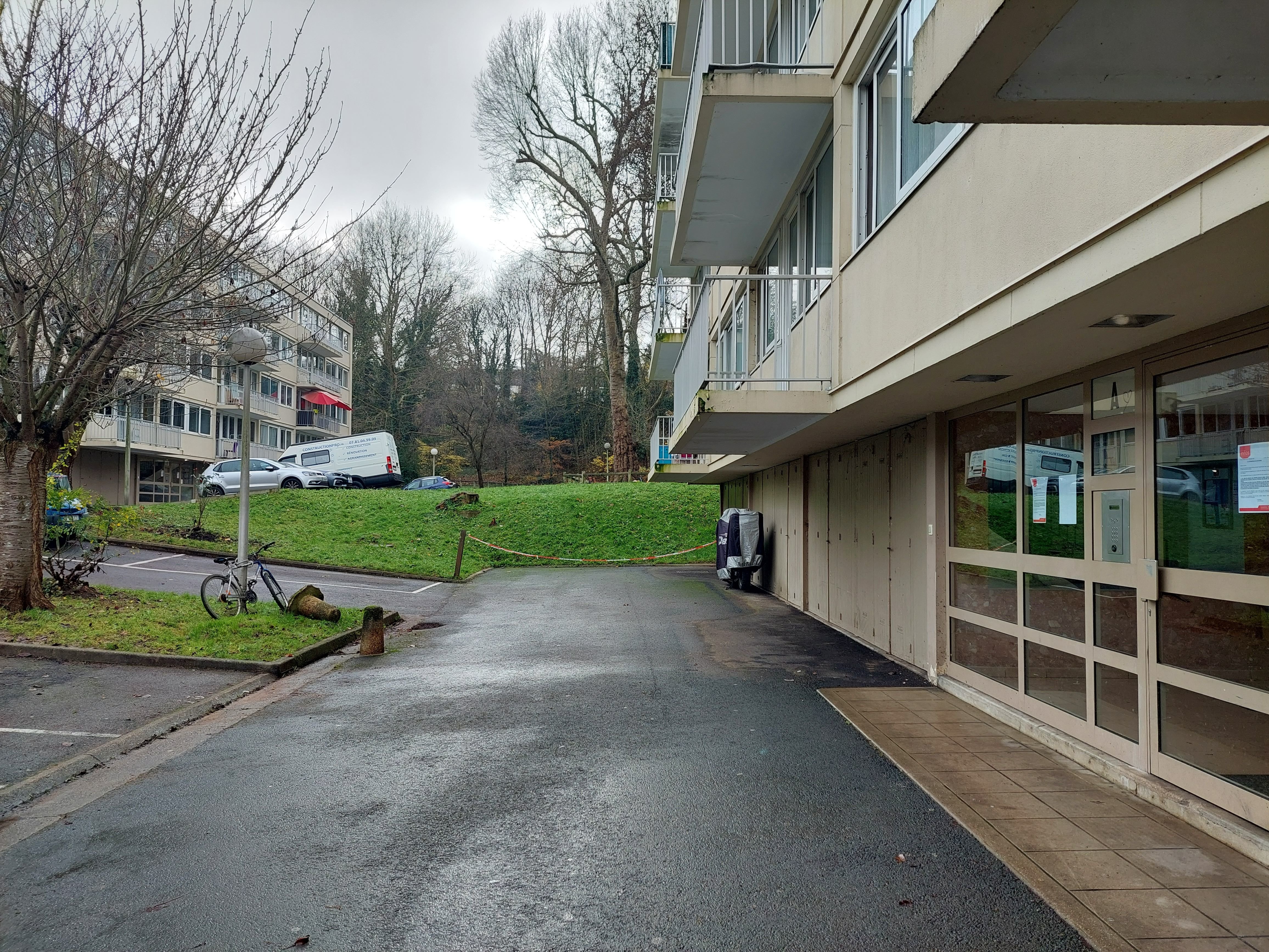 Le Port-Marly (Yvelines), le 15 décembre 2023. Un homme de 46 ans a été retrouvé mort jeudi dernier, au pied de la résidence La Corbellerie. LP/Virginie Wéber