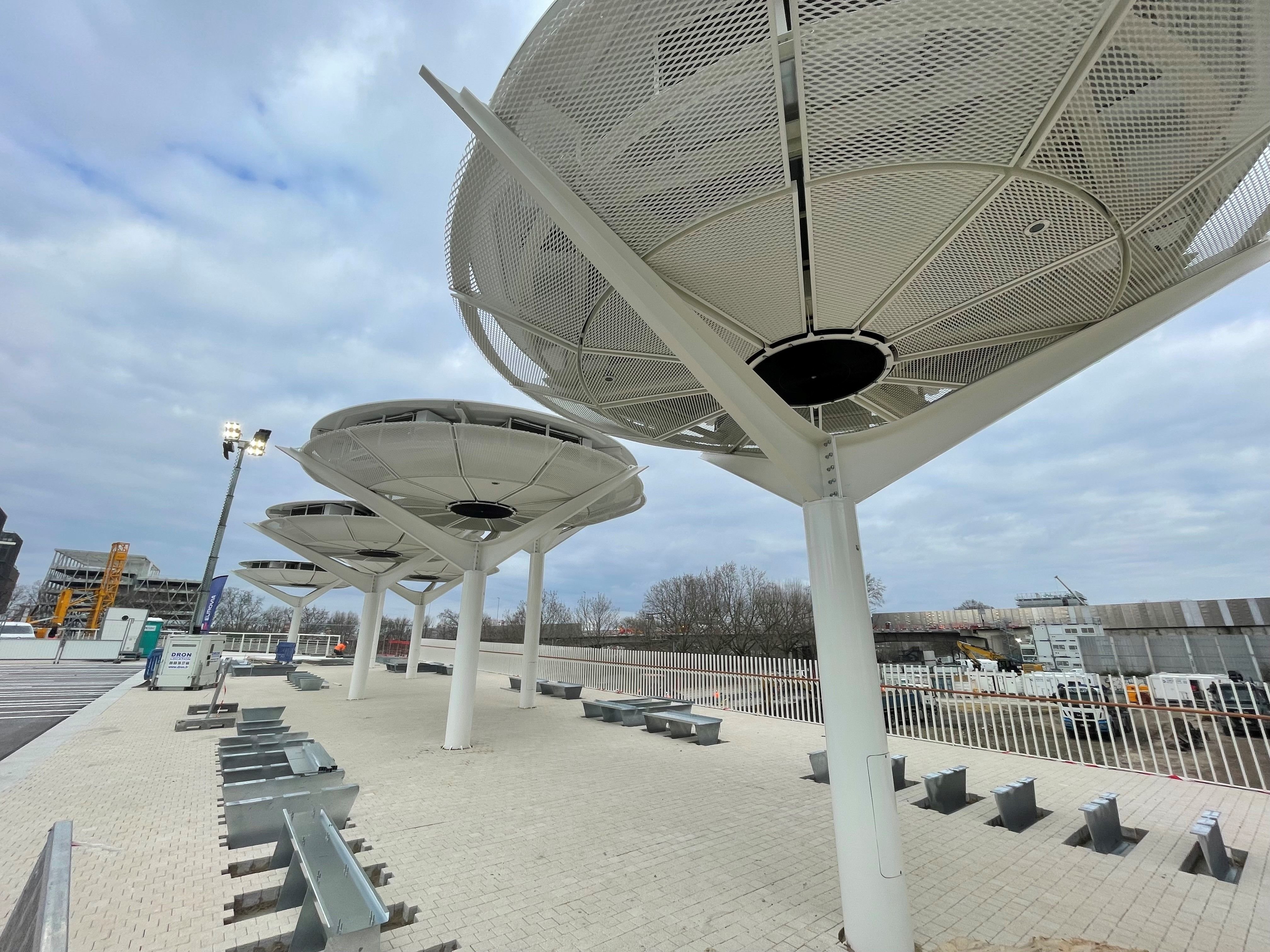 Saint-Denis. Les ombrières du village olympique permettront non seulement de s'assoir à l'ombre mais aussi de respirer de l'air débarrassé des particules fines. LP/Nicolas Maviel