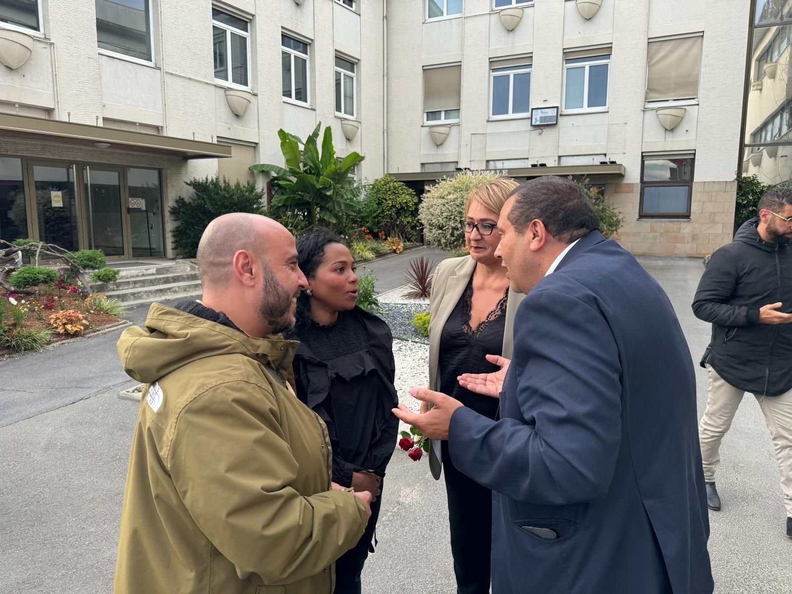 Villepinte (Seine-Saint-Denis), ce mercredi soir. Shéhérazade Kasmi (avec les lunettes) en discussion avec le sénateur Ahmed Laouedj (à droite) et l'élue d'opposition Mélissa Youssouf avant la séance du conseil municipal extraordinaire lors de laquelle a été acté le retrait de ses délégations. DR