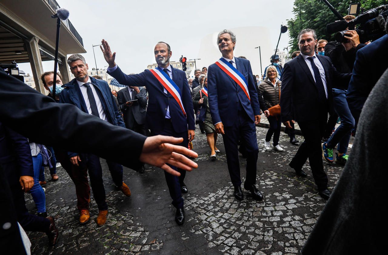 <b></b> Le Havre, le 5 juillet. Réélu maire, l’ancien Premier ministre Edouard Philippe s’offre un bain de foule, au côté de Jean-Baptiste Gastinne, son premier adjoint.