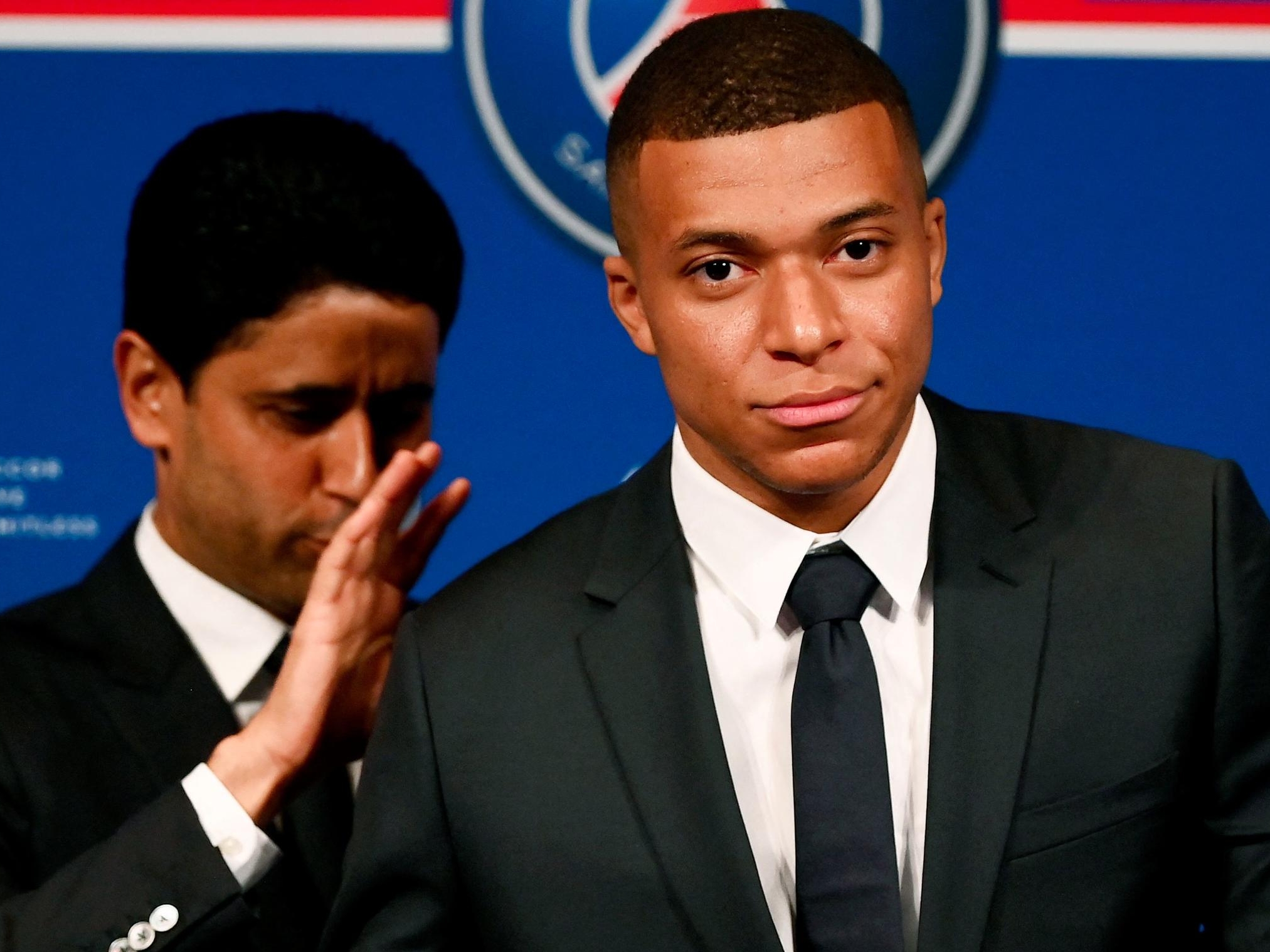 Kylian Mbappé et Nasser Al-Khelaïfi ont eu une virulente explication dimanche au Parc des Princes, avant le match contre Toulouse. (Photo by FRANCK FIFE / AFP)