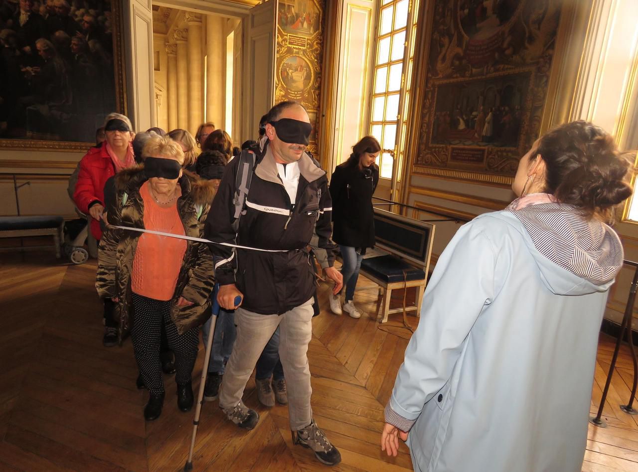 <b></b> Versailles, lundi 28 octobre. Parmi les expériences sensorielles, la découverte d’une salle, les yeux bandés et le groupe réuni par un élastique.