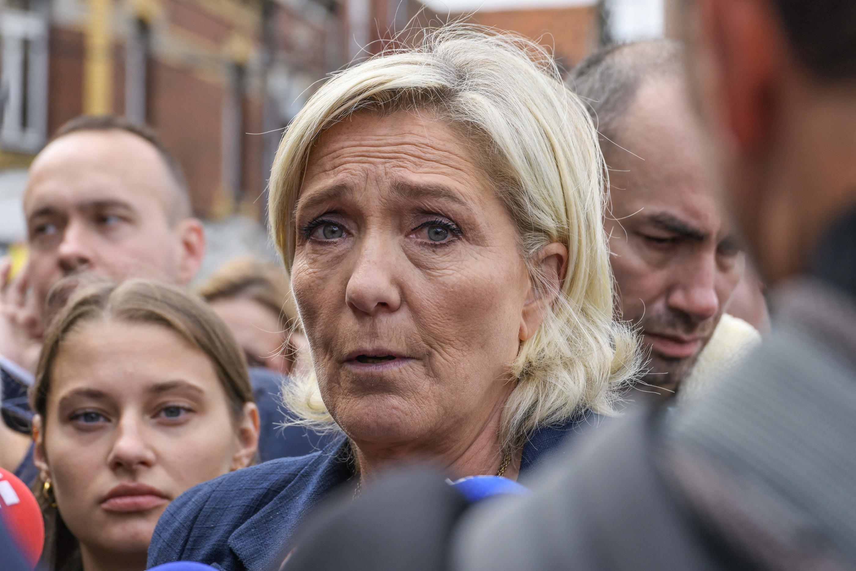 Marine Le Pen, ici ce dimanche à Hénin-Beaumont (Pas-de-Calais), acte la nomination de Michel Barnier, issu des rangs des Républicains, à Matignon, sans s’y opposer frontalement. AFP/Denis Charlet