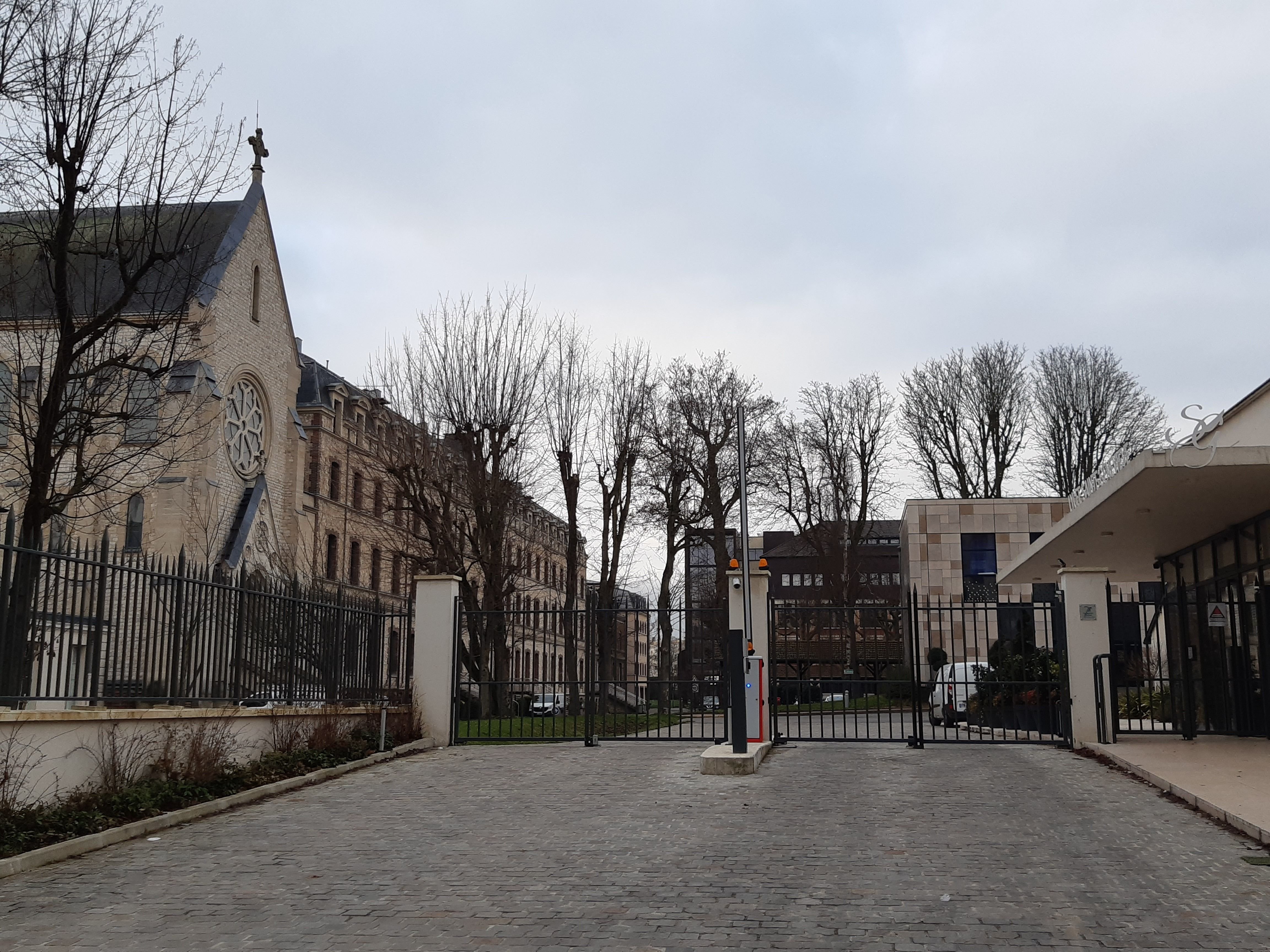 Versailles (Yvelines), ce mardi. Le lycée Sainte-Geneviève a bénéficié d'une subvention de 949 000 euros pour la rénovation d'un gymnase. LP/Véronique Beaugrand