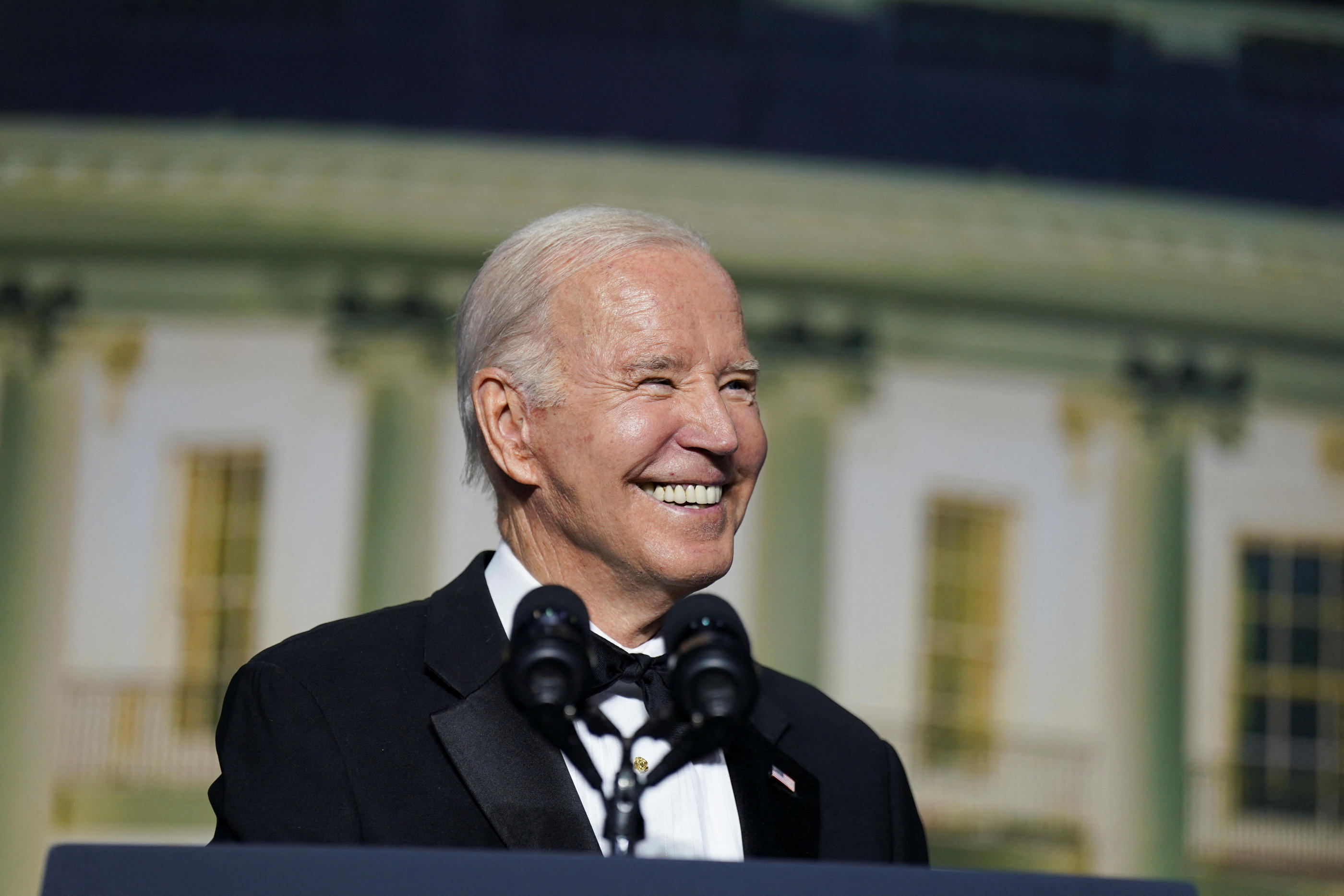 Joe Biden, sourire aux lèvres, lors du traditionnel dîner des correspondants de la Maison Blanche. REUTERS/Al Drago