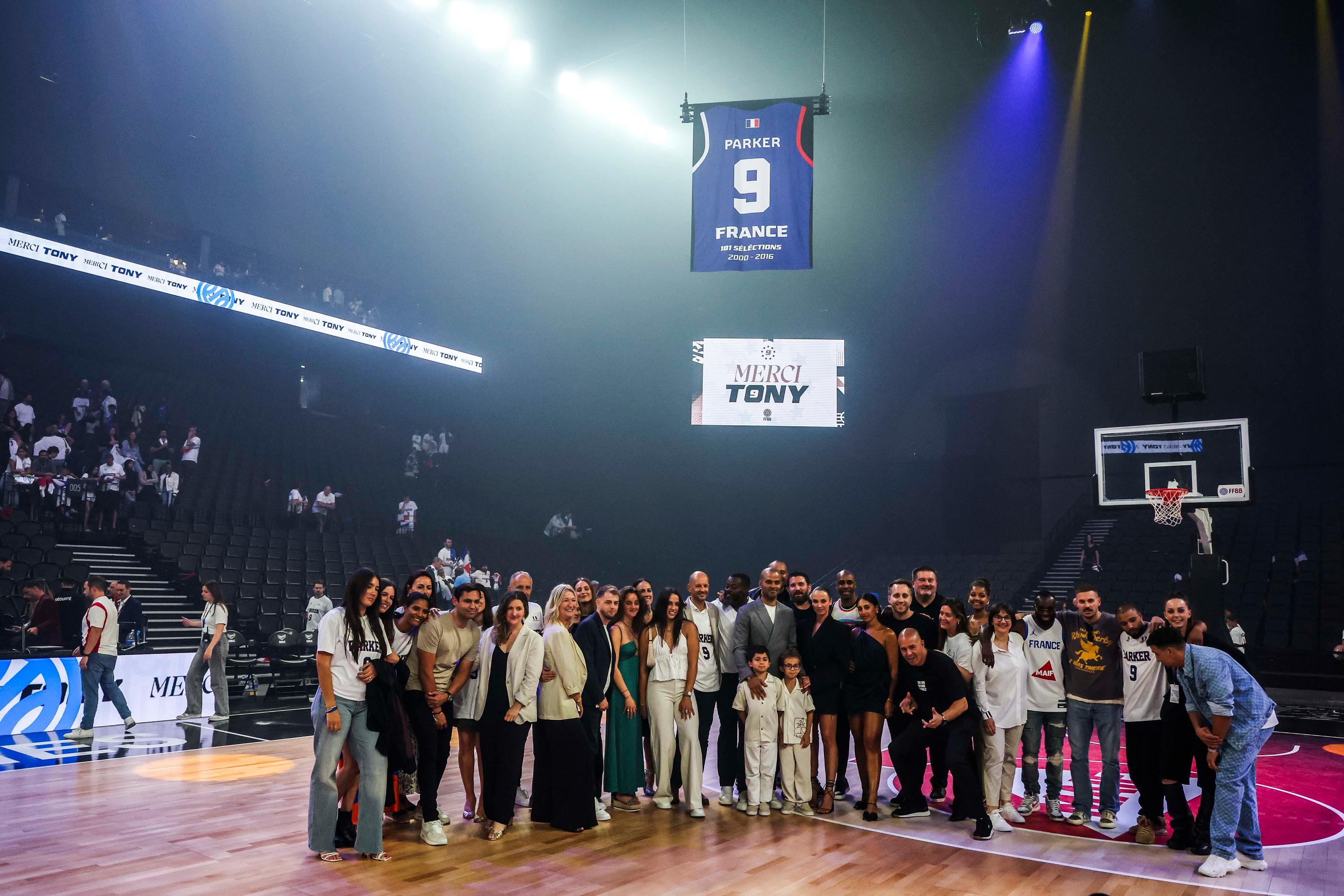 Tony Parker entouré des siens à l'issue de la cérémonie en son honneur à Décines. (Photo by Johnny Fidelin/Icon Sport)