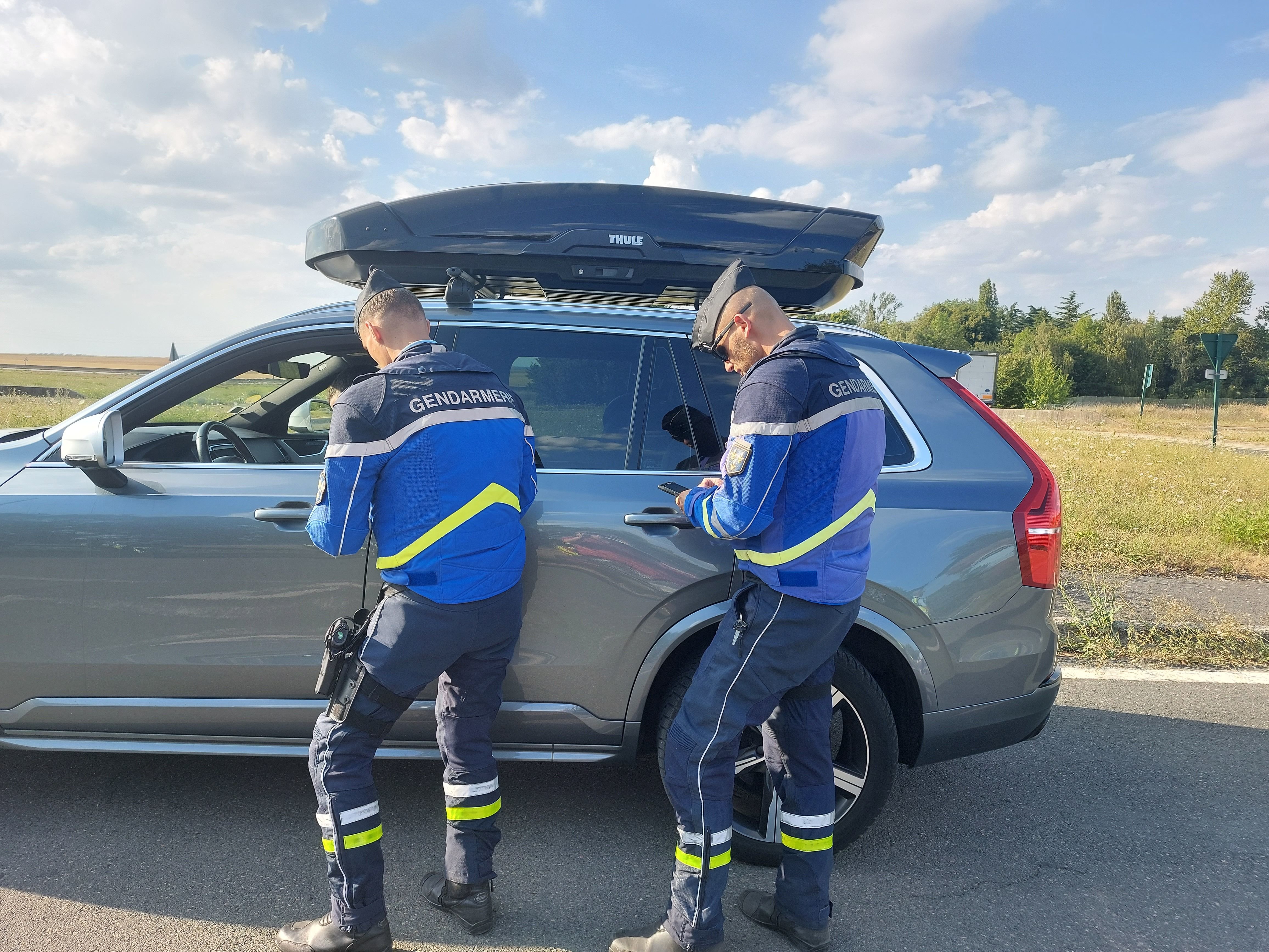 Sagy, ce vendredi. A la veille du chassé-croisé entre juillettistes et aoûtiens, les gendarmes ont sensibilisé les automobilistes aux dangers de la route. LP/Julie Olagnol