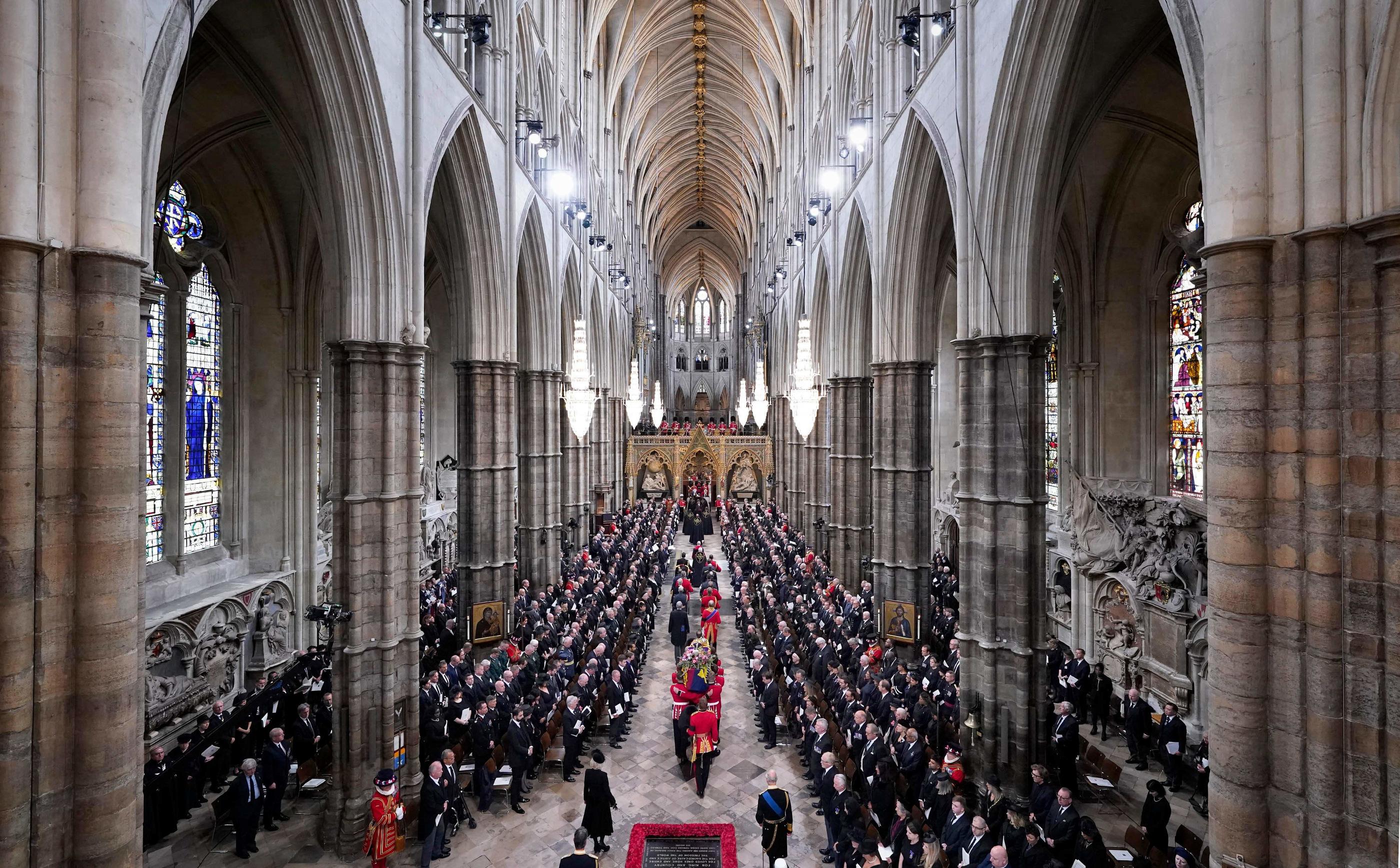 L'entrée du cercueil de la reine dans l'abbaye de Westminster (Danny Lawson / POOL / AFP)