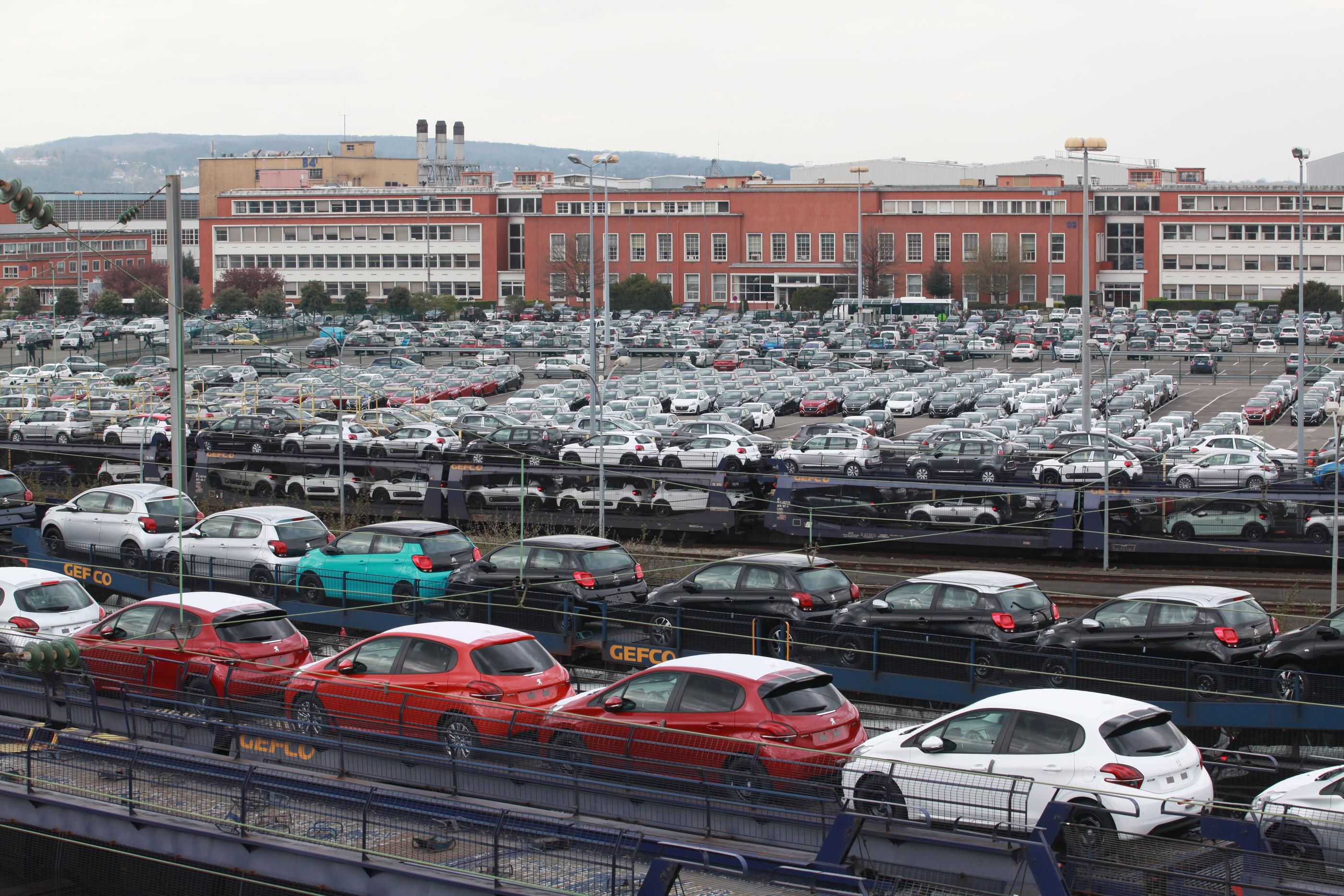 Poissy, en février 2021. 2 000 véhicules sont stockés en permanence sur les parkings de PSA-Stellantis. ILLUSTRATION.