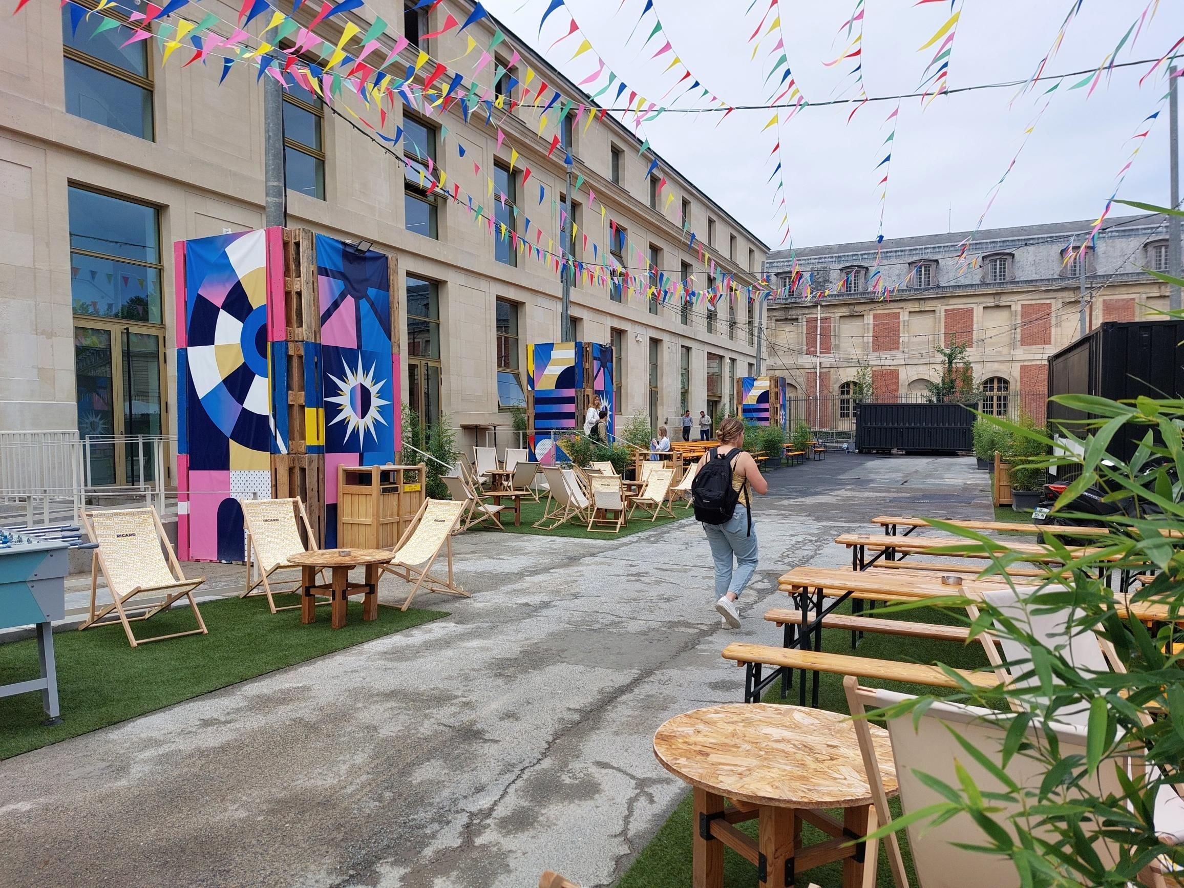 Versailles (Yvelines), ce mardi. Dans l'ancienne Poste entièrement rénovée et habillée aux couleurs des JO, on pourra regarder les épreuves retransmises sur écran géant et boire un verre à la guinguette aménagée pour l'occasion. LP/Christophe Lefèvre