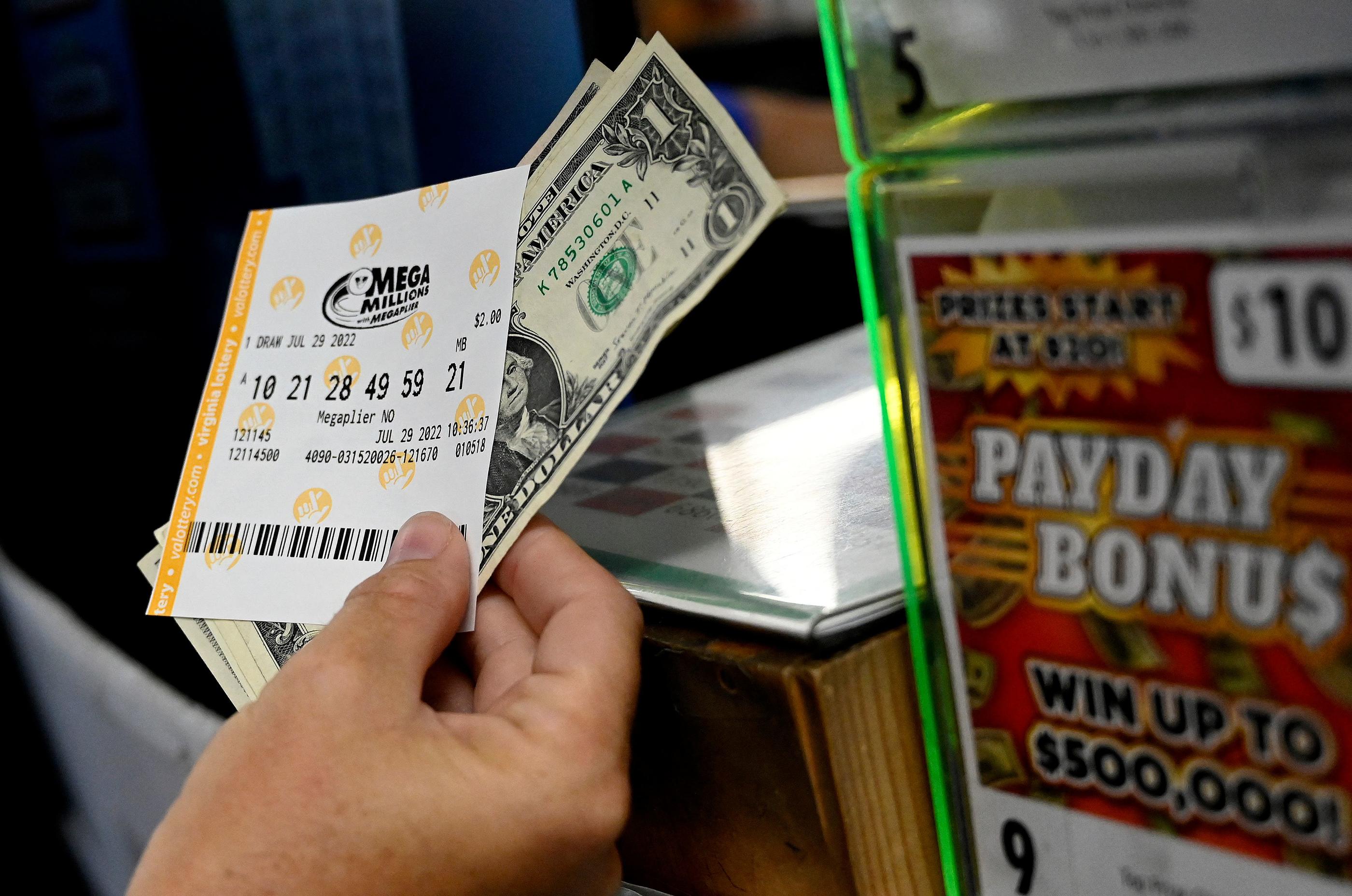 Deux billets gagnants de la loterie Mega Millions ont été validés dans la même station-service en Californie. AFP/OLIVIER DOULIERY