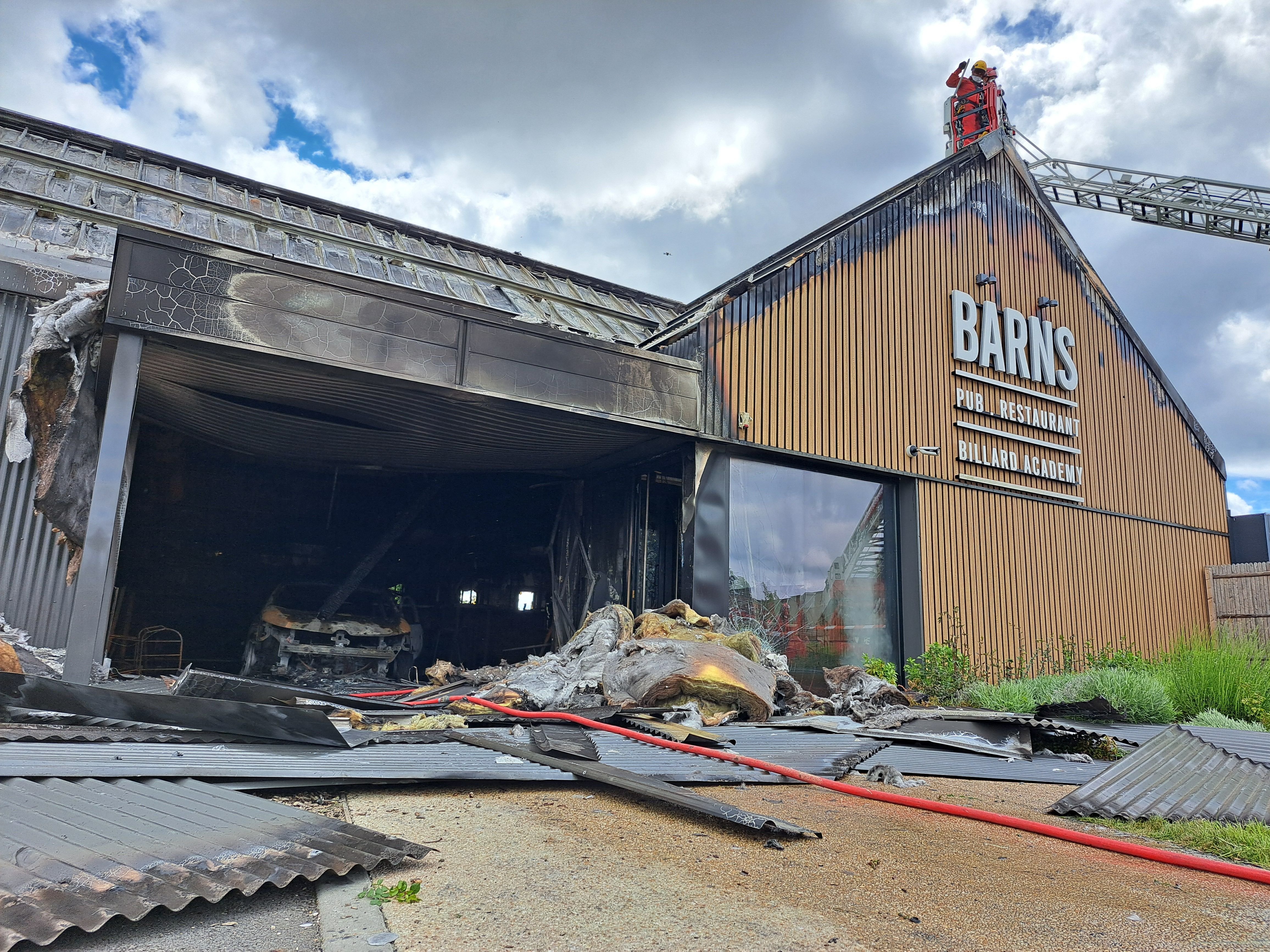 Marcoussis, ce 5 juin 2024. Le bar-restaurant a été entièrement détruit par un feu d'origine criminelle. Les auteurs ont enfoncé la devanture avec une voiture-bélier. LP/Thomas Diquattro