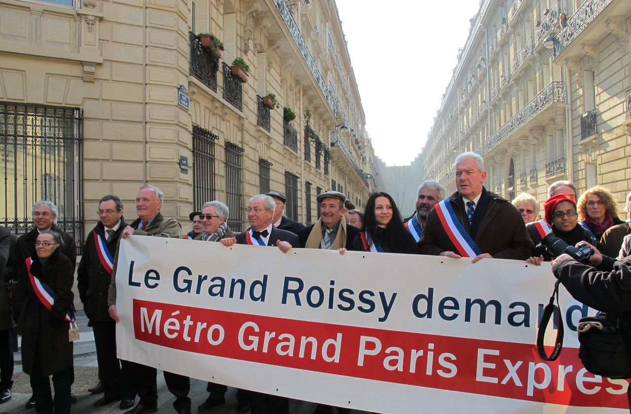 <b></b> Archives. En 2013, les élus du Grand Roissy avaient déjà manifesté devant le ministère de l’Egalité et des territoires pour demander la réalisation des tronçons nord et est de ligne 17 du Grand Paris Express. 