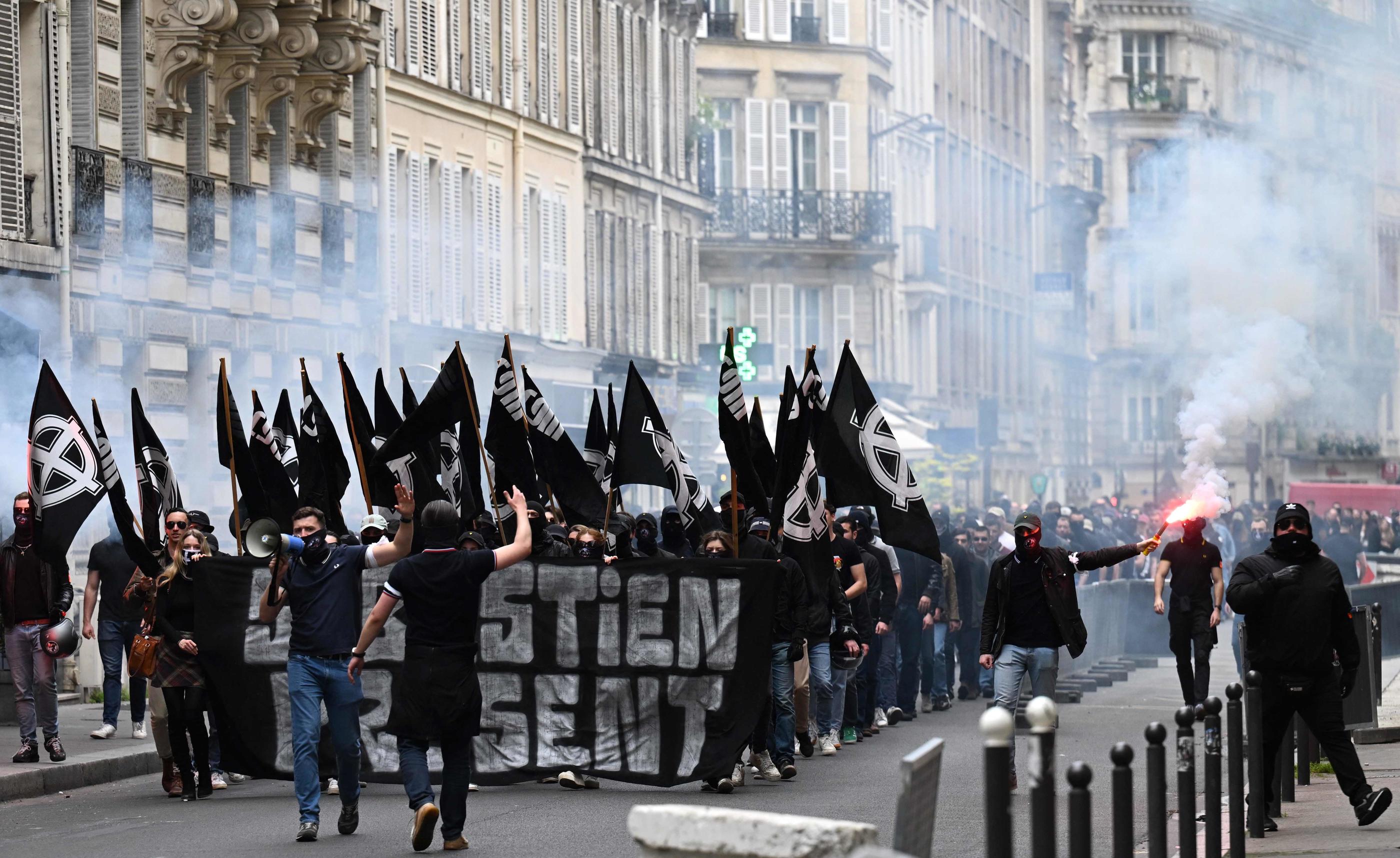 La manifestation autorisée de militants d'extrême droite avec des drapeaux du GUD, le 6 mai dernier à Paris, avait suscité la polémique. AFP/Emmanuel Dunand