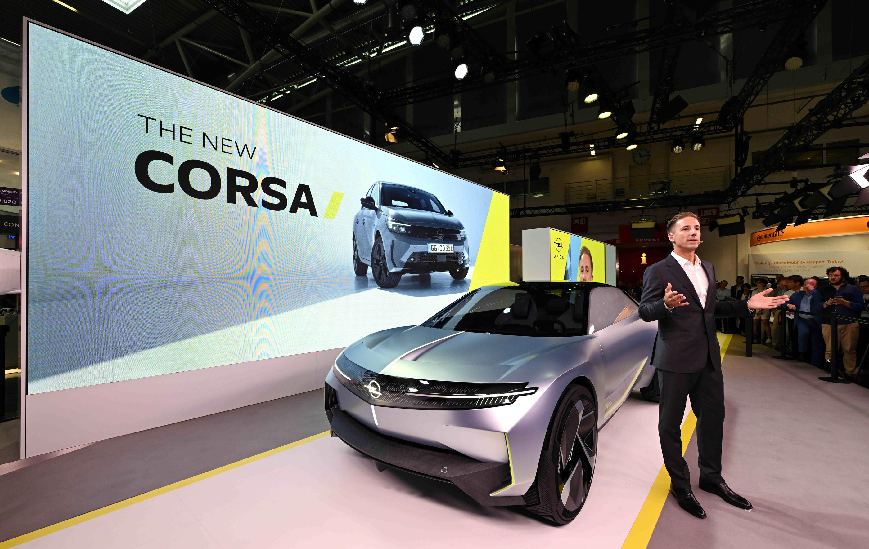 Munich (Allemagne), le 4 septembre. Florian Huettl, le PDG d'Opel, dévoile le design de la nouvelle Corsa électrique, commercialisée en France à partir de 36 050 euros. Icon Sport/PictureAlliance